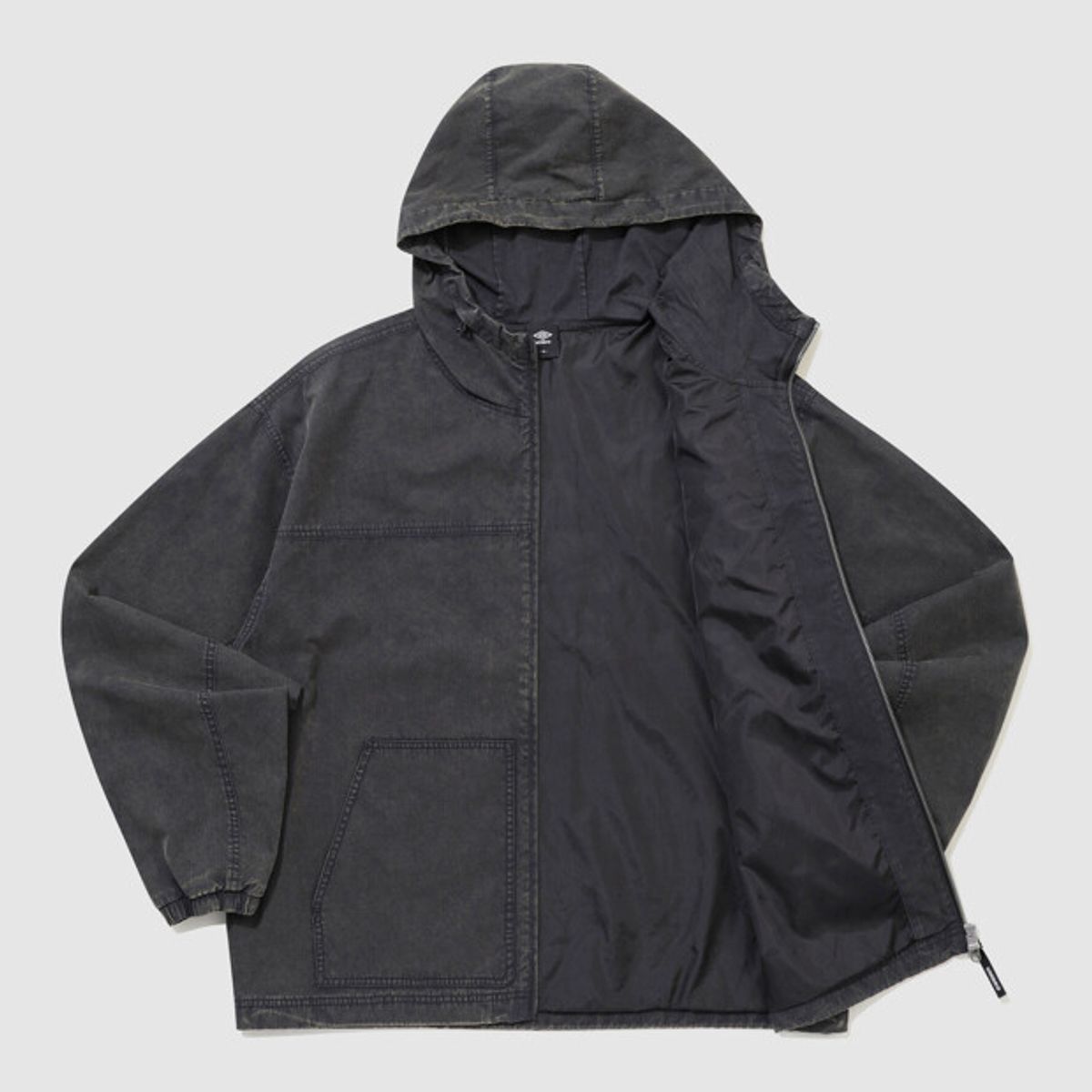 엄브로(UMBRO) DISTRICT11 후드형 워싱 바람막이 자켓 챠콜 UR324CJK90
