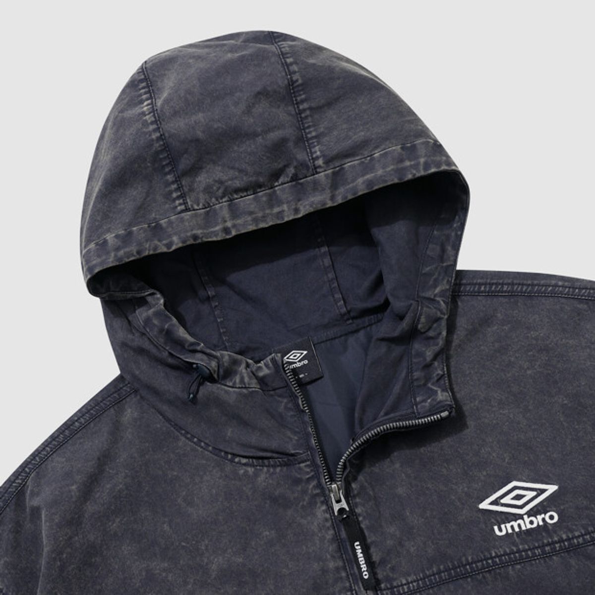 엄브로(UMBRO) DISTRICT11 후드형 워싱 바람막이 자켓 네이비 UR324CJK90