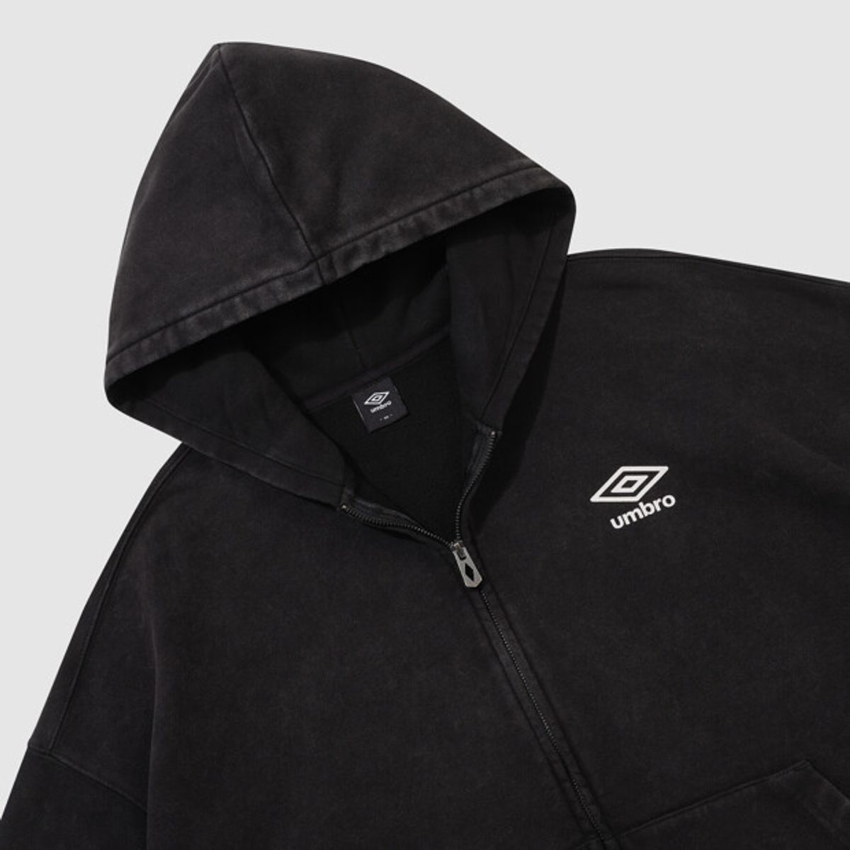 엄브로(UMBRO) DISTRICT11 빅레터링 후드 집업 블랙 UR321CFT99