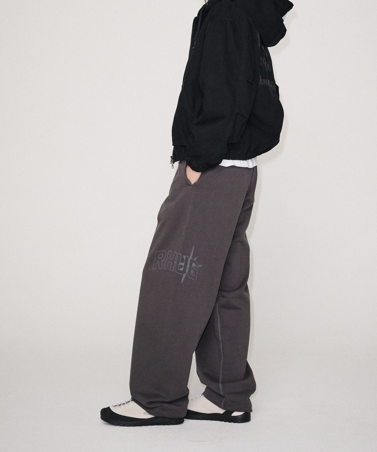 유니버스 가먼트(UNIVERSE GARMENT) 데일리 와이드 스웨트 팬츠_CHARCOAL