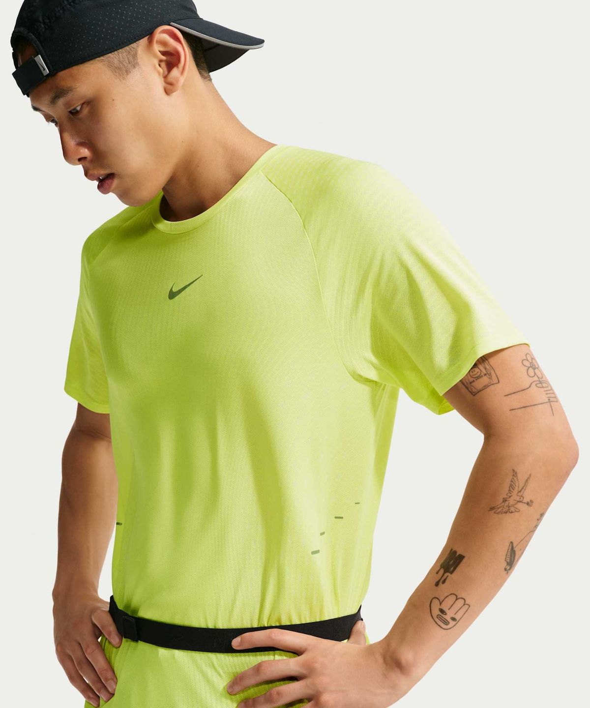 나이키(NIKE) 나이키 스트라이드 에어로 핏 반소매 러닝 탑 M - 라이트 레몬 트위스트:라이트 실버 / IH0746-736