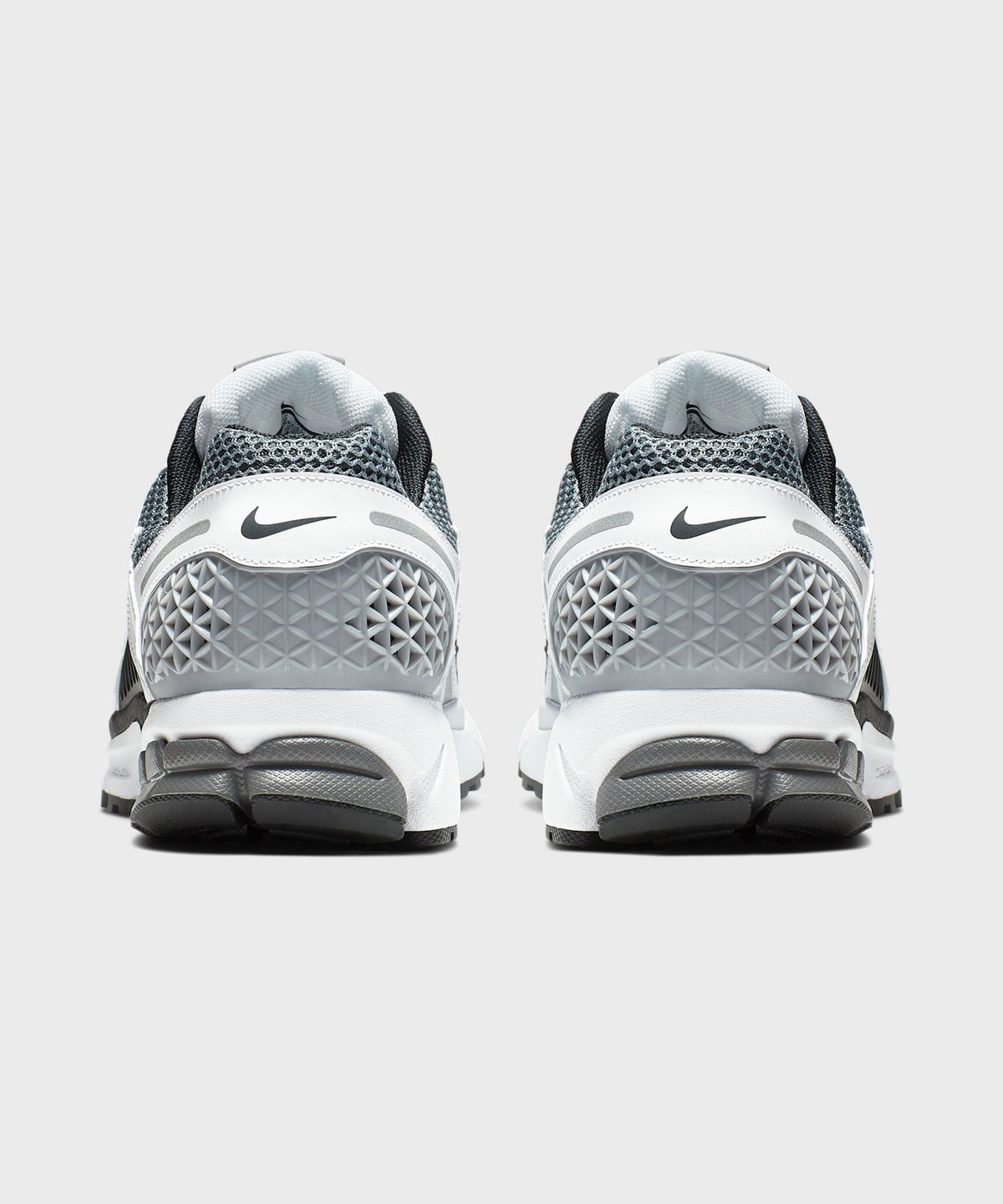 나이키(NIKE) 줌 보메로 5 SE SP M - 다크 그레이:화이트:세일:블랙 / CI1694-001