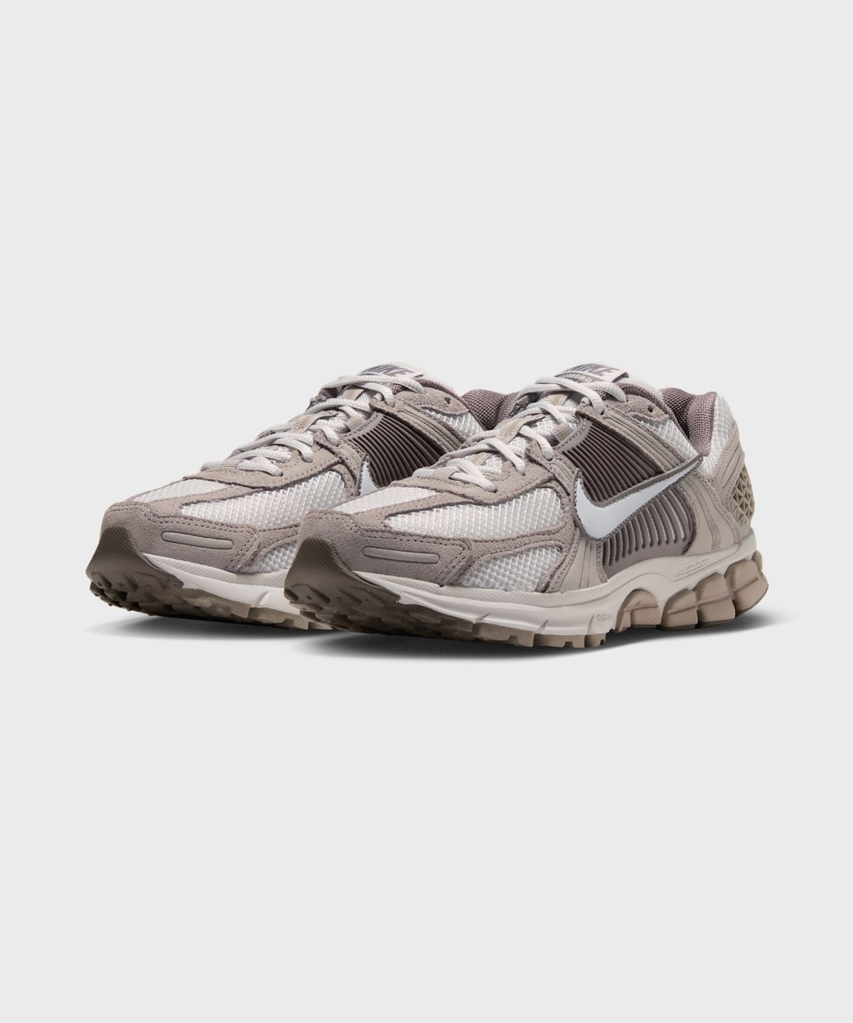 나이키(NIKE) 줌 보메로 5 W - 배스트 그레이:이니그마 스톤:케이브 스톤:포톤 더스트 / HQ0458-004