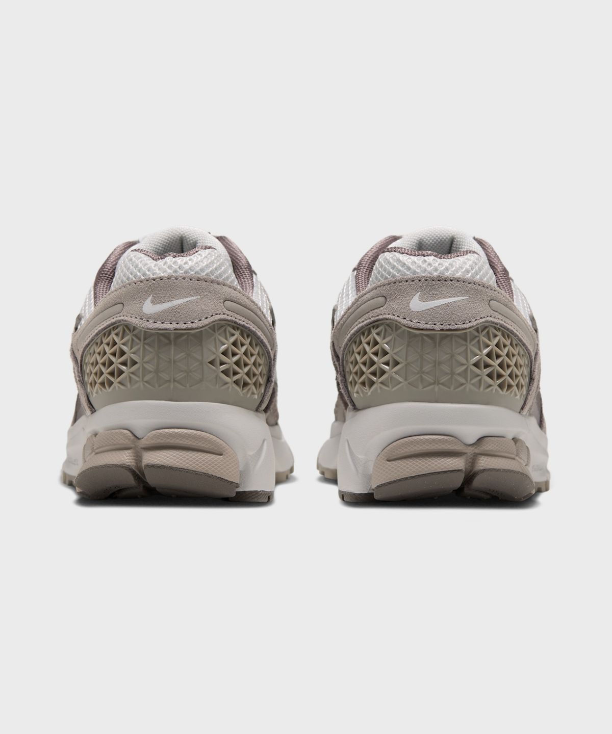나이키(NIKE) 줌 보메로 5 W - 배스트 그레이:이니그마 스톤:케이브 스톤:포톤 더스트 / HQ0458-004