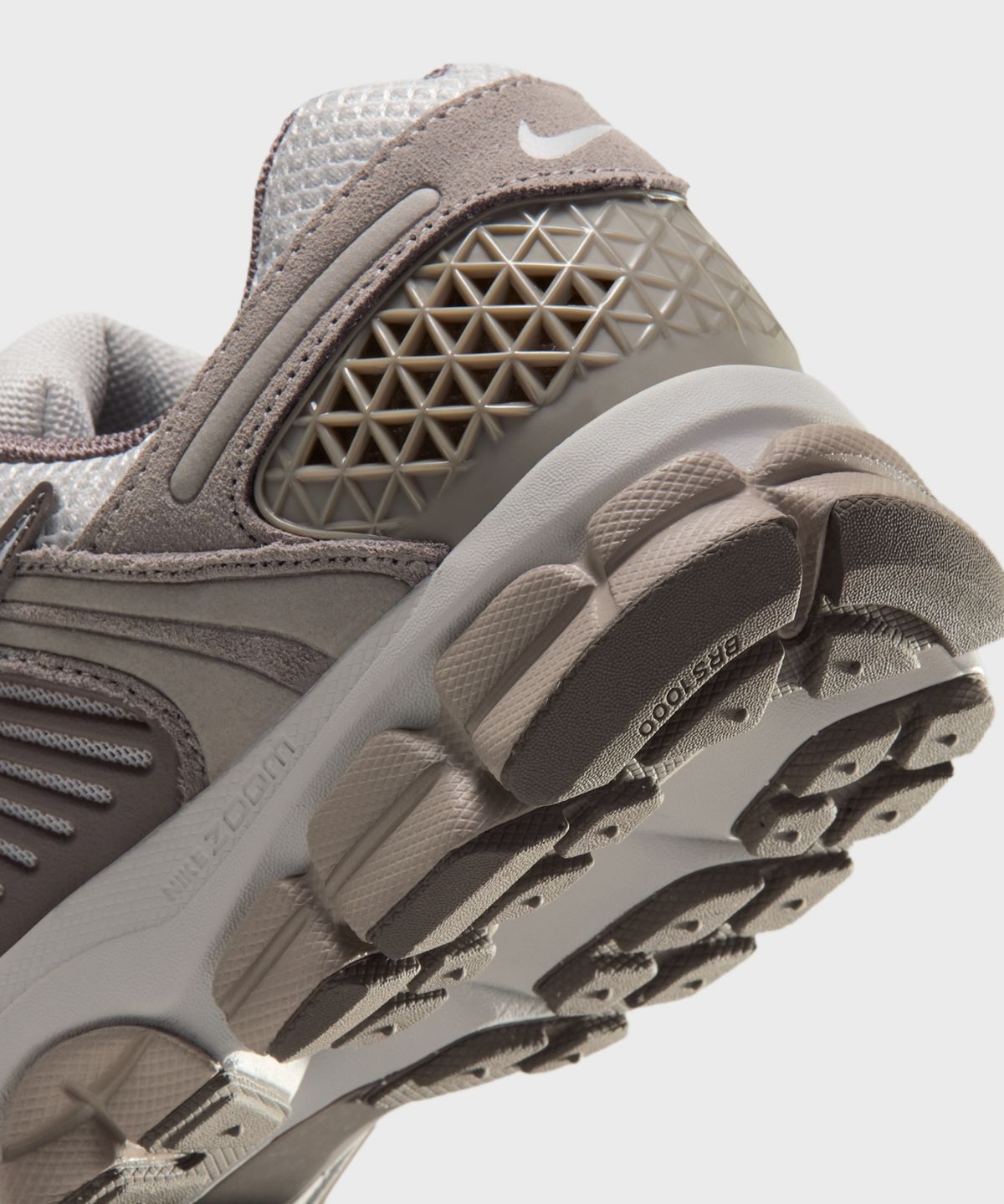 나이키(NIKE) 줌 보메로 5 W - 배스트 그레이:이니그마 스톤:케이브 스톤:포톤 더스트 / HQ0458-004
