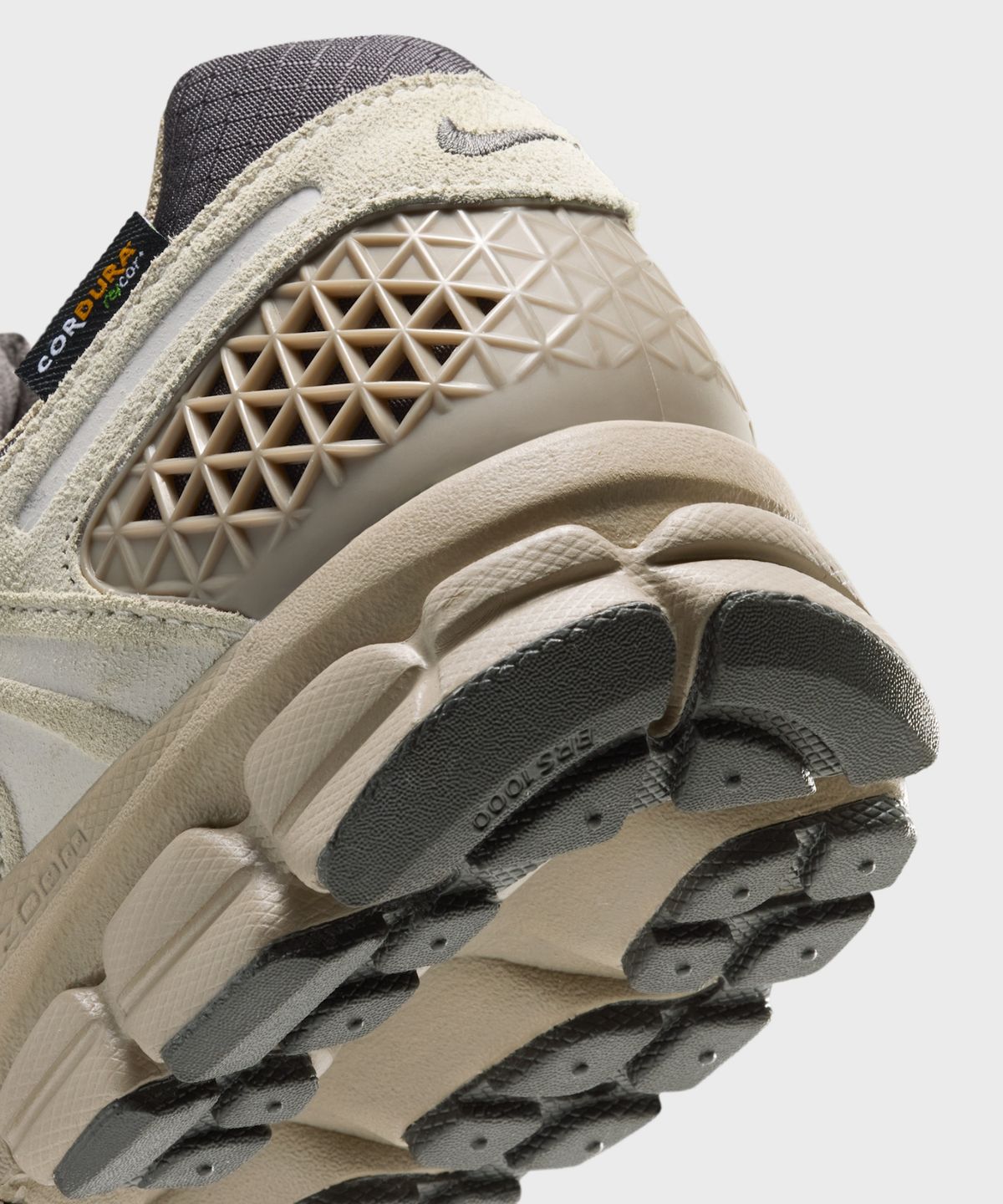 나이키(NIKE) 줌 보메로 5 CORDURA® M - 라이트 오어우드 브라운:플랫 징크:칼리지 그레이:미디엄 애쉬 / IQ0380-100