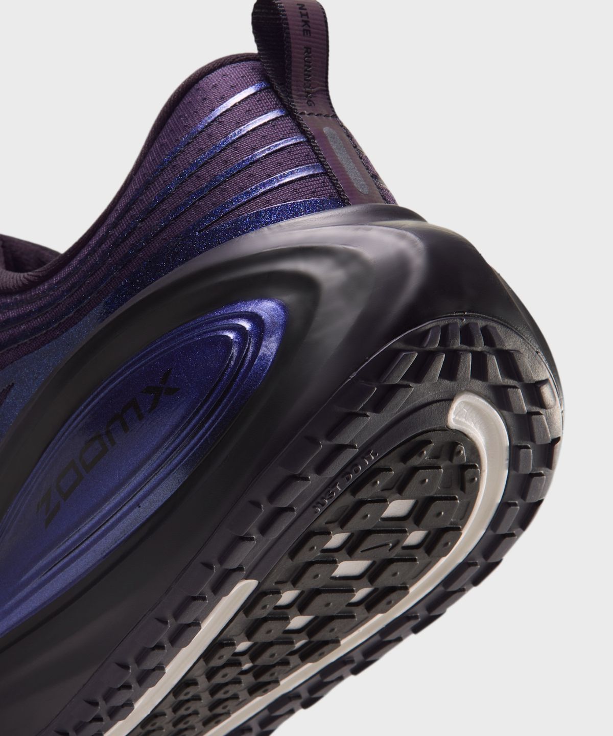 나이키(NIKE) 보메로 플러스 M - 그리드아이언:블랙:팀 블랙:멀티컬러 / IQ6942-001