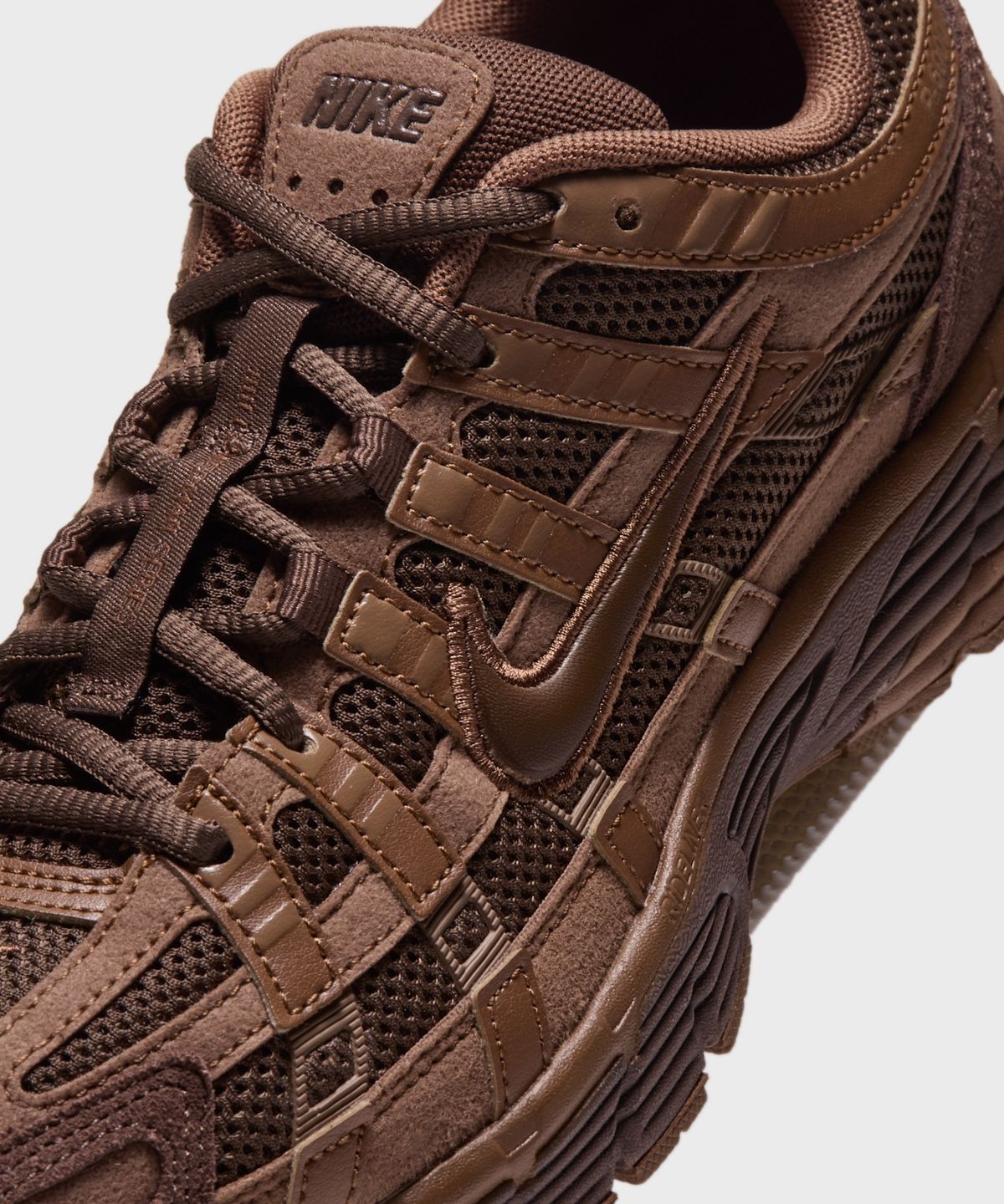 나이키(NIKE) P-6000 W - 카카오 와우:라이트 브리티시 탠:카카오 와우 / IV2501-201