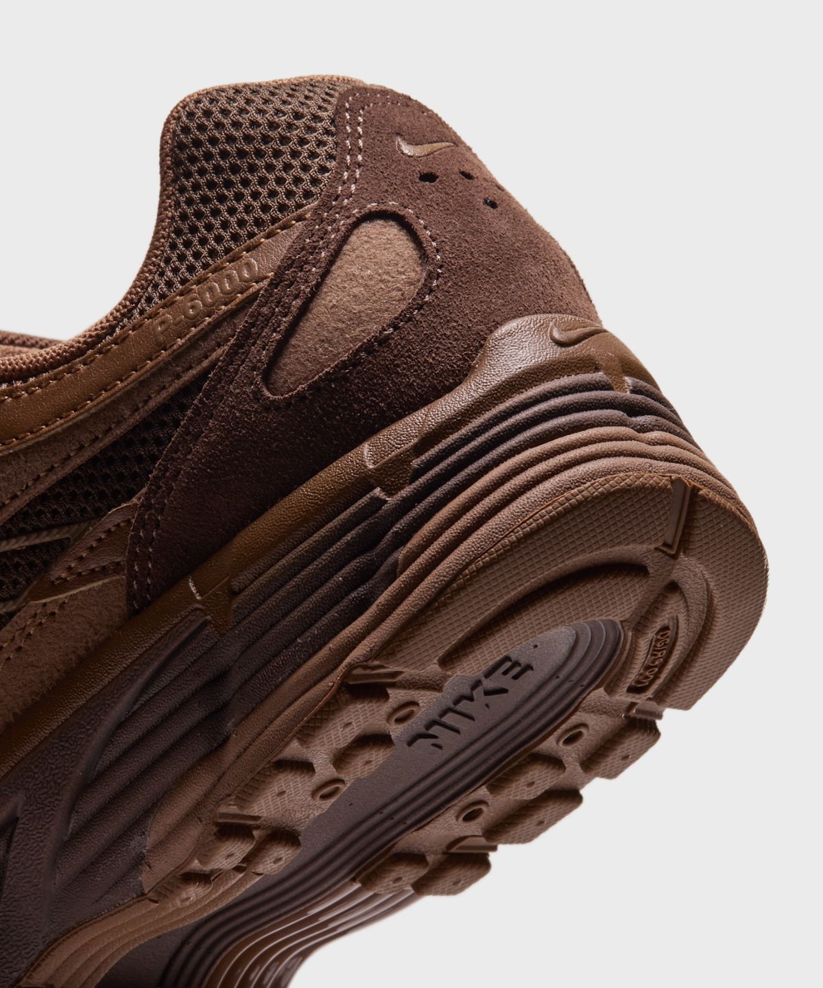 나이키(NIKE) P-6000 W - 카카오 와우:라이트 브리티시 탠:카카오 와우 / IV2501-201