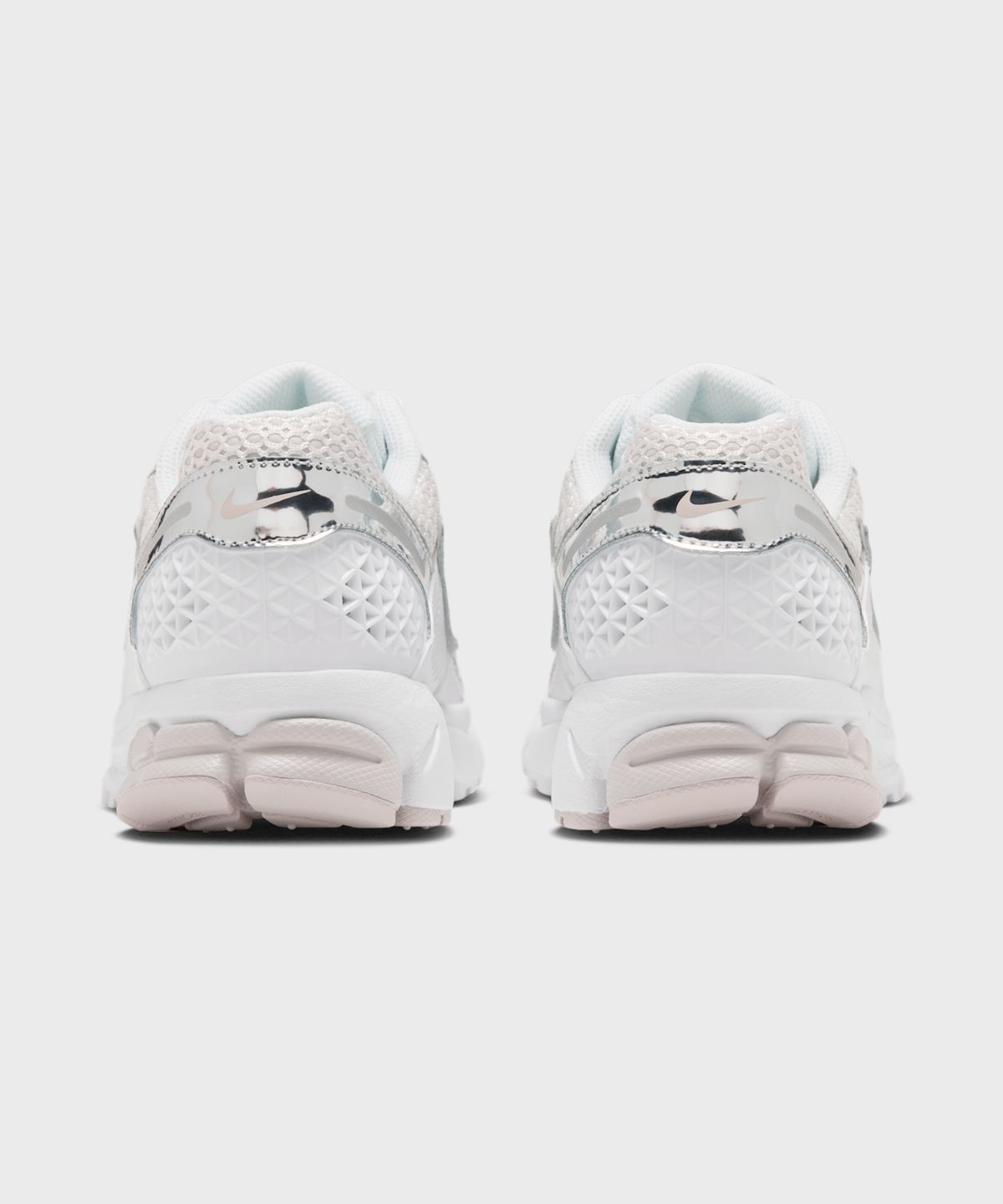 나이키(NIKE) 줌 보메로 5 W - 화이트:라이트 본:이니그마 스톤:메탈릭 실버 / IV4311-102