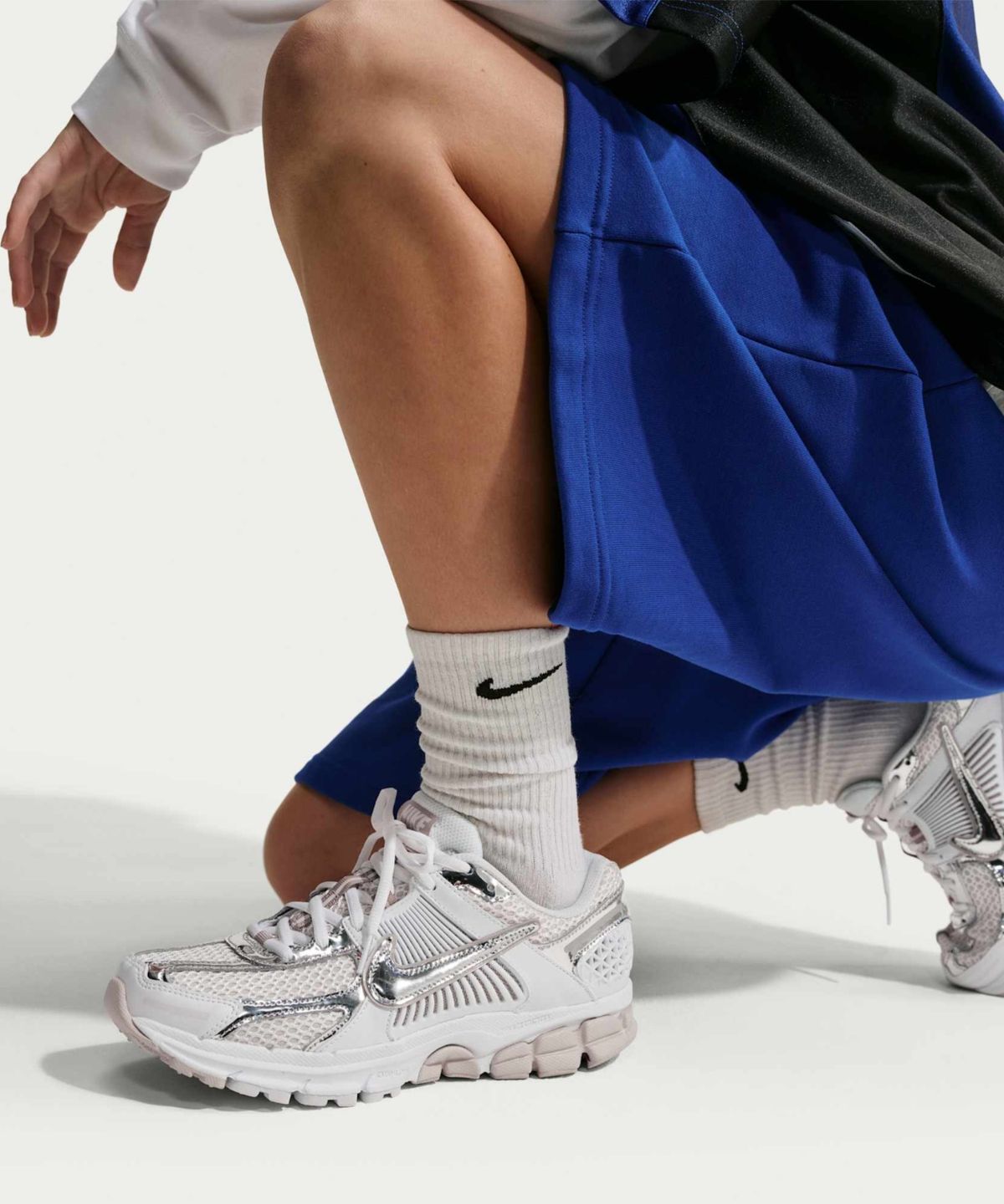 나이키(NIKE) 줌 보메로 5 W - 화이트:라이트 본:이니그마 스톤:메탈릭 실버 / IV4311-102