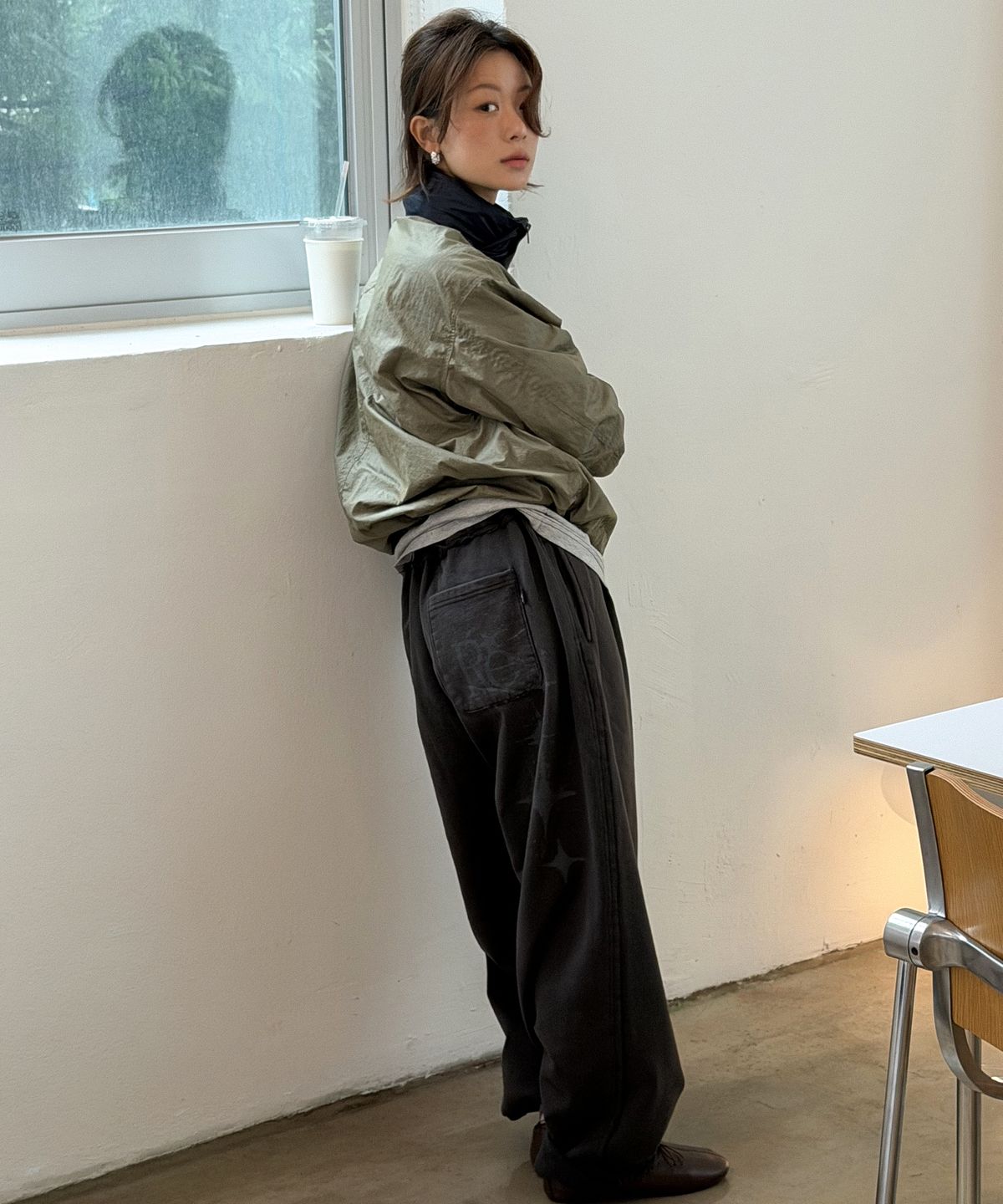 유니버스 가먼트(UNIVERSE GARMENT) 빈티지 와이드 스웨트 팬츠_CHARCOAL