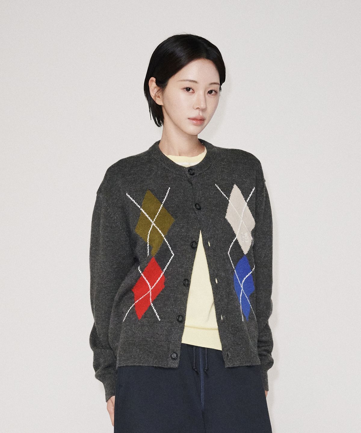 유니버스 가먼트(UNIVERSE GARMENT) 아가일 라운드넥 가디건_CHARCOAL