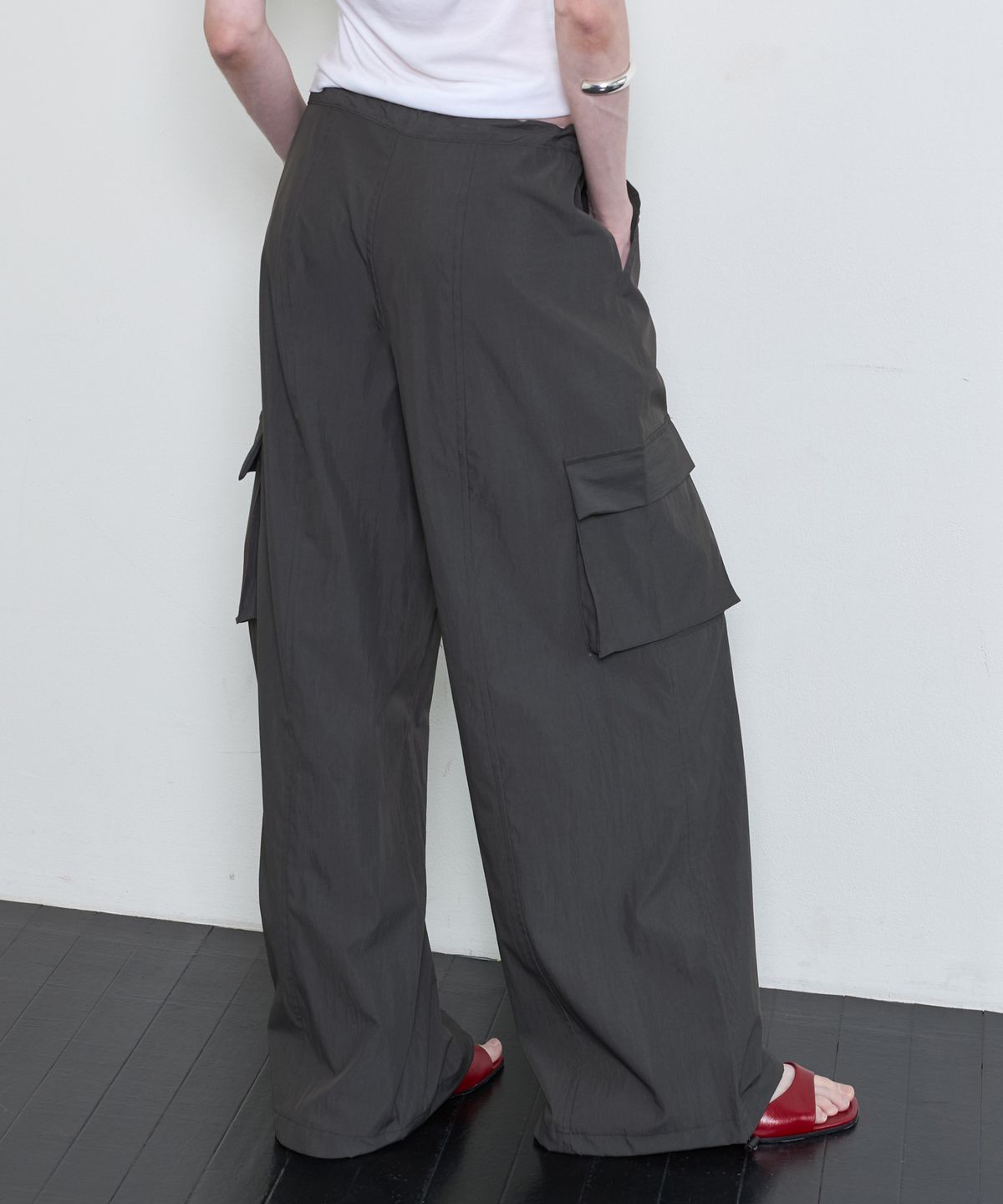 누베르(NUVERE) Airy Pocket Pants Charcoal