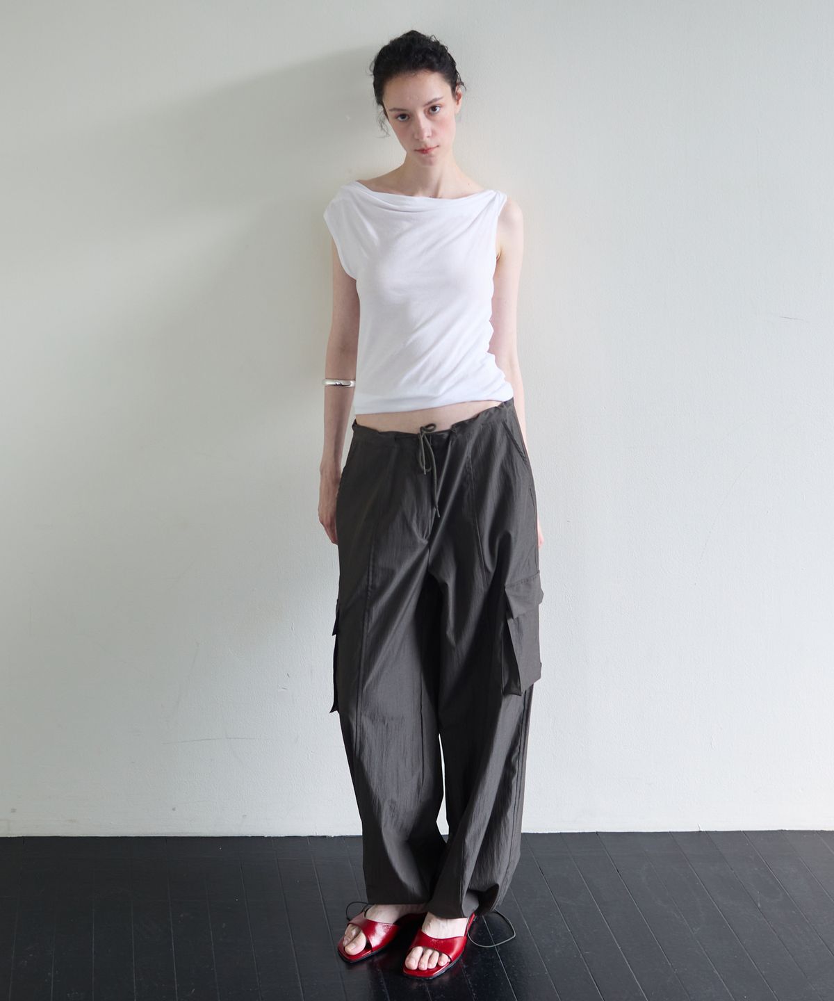 누베르(NUVERE) Airy Pocket Pants Charcoal