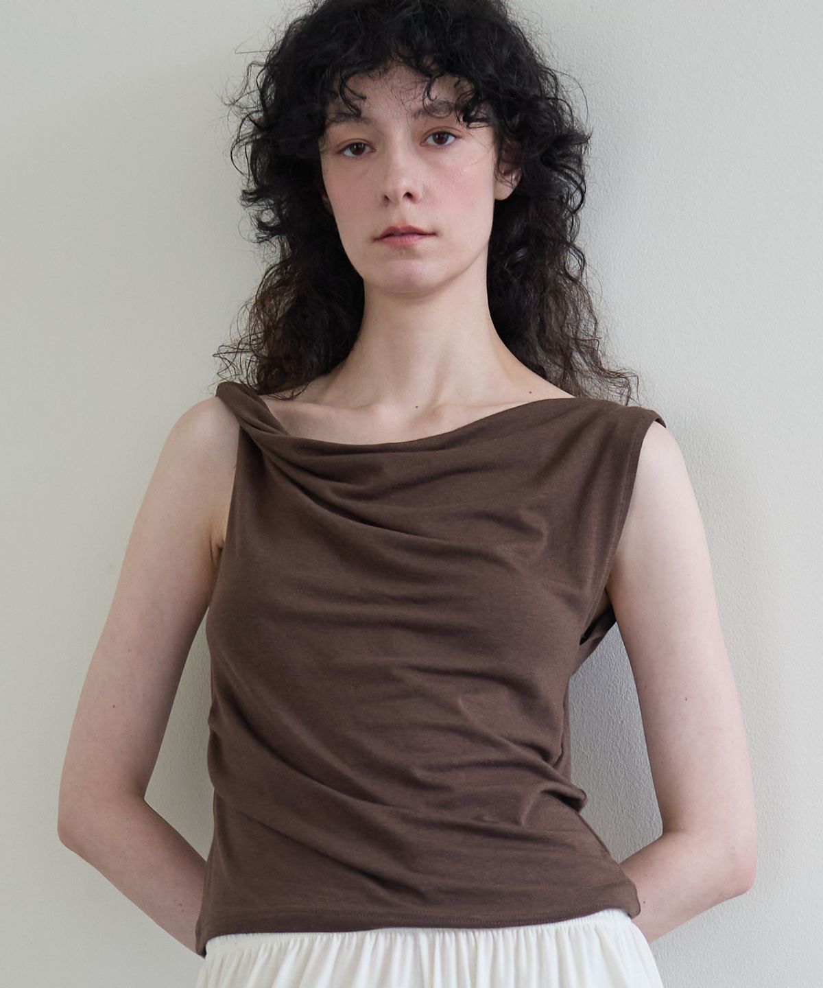 누베르(NUVERE) Jersey Draped Top Brown