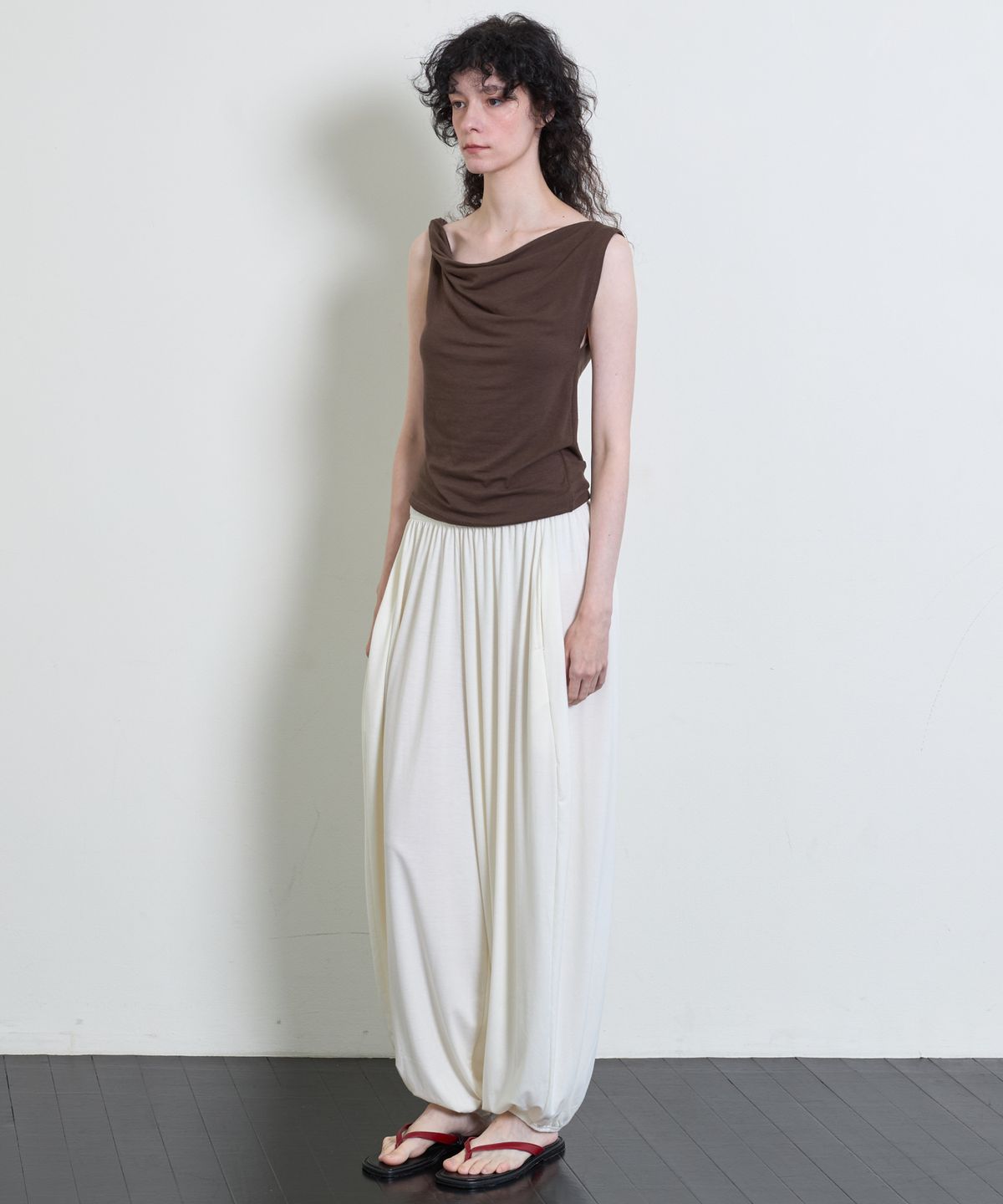 누베르(NUVERE) Jersey Draped Top Brown