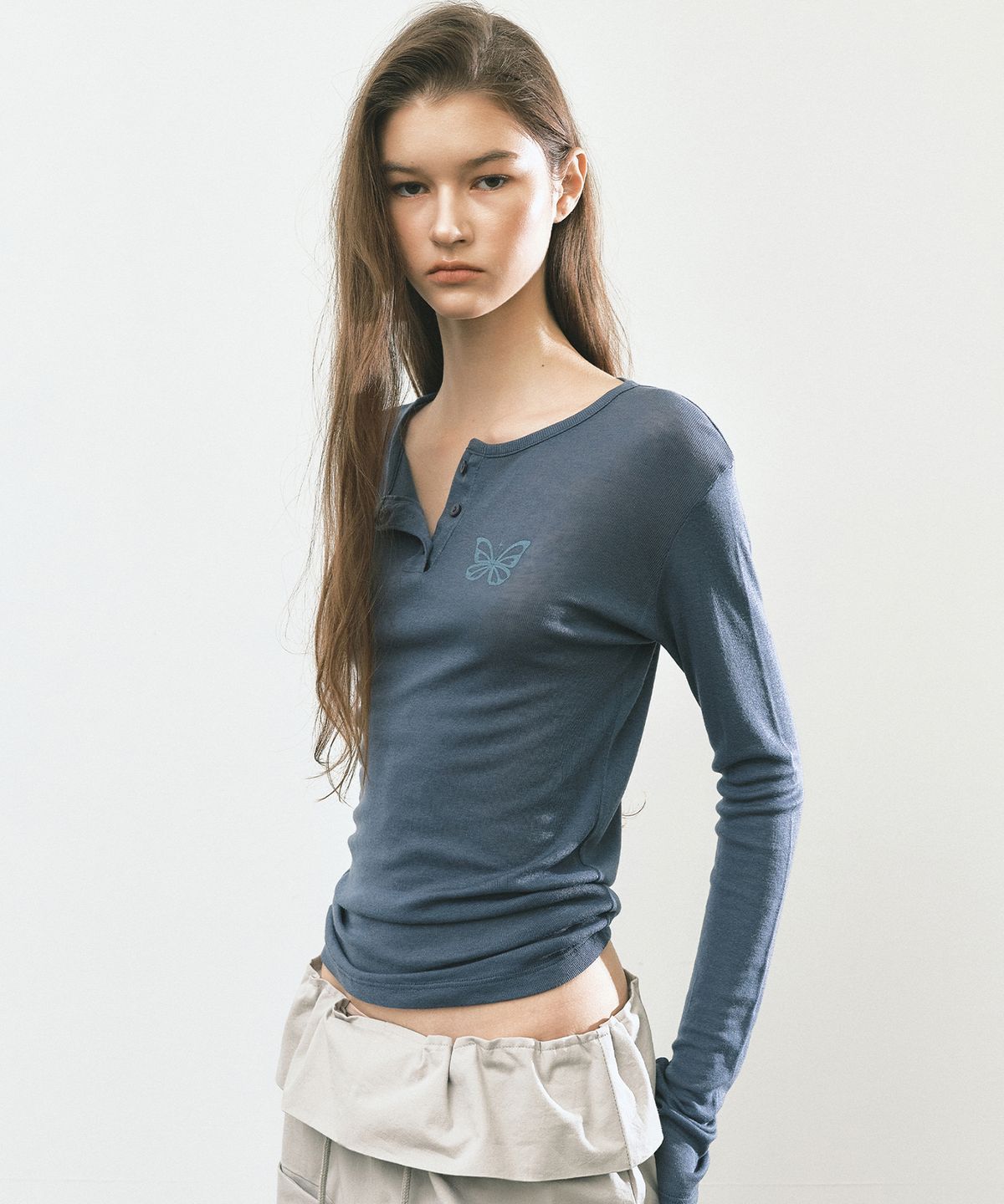 닉앤니콜(NICK&NICOLE) BUTTERFLY HENLEYNECK SLEEVE TOP_DUSTY BLUE