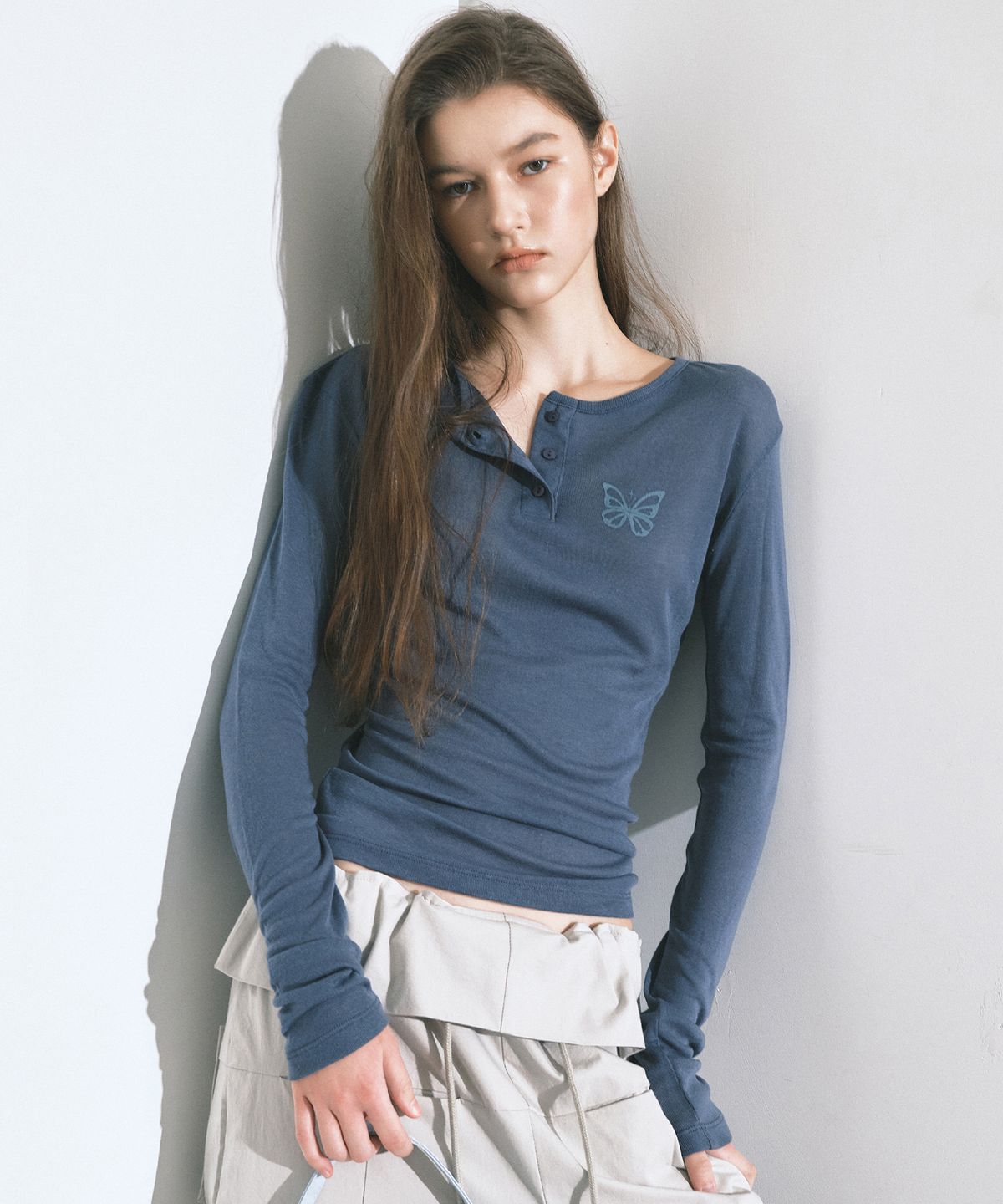 닉앤니콜(NICK&NICOLE) BUTTERFLY HENLEYNECK SLEEVE TOP_DUSTY BLUE
