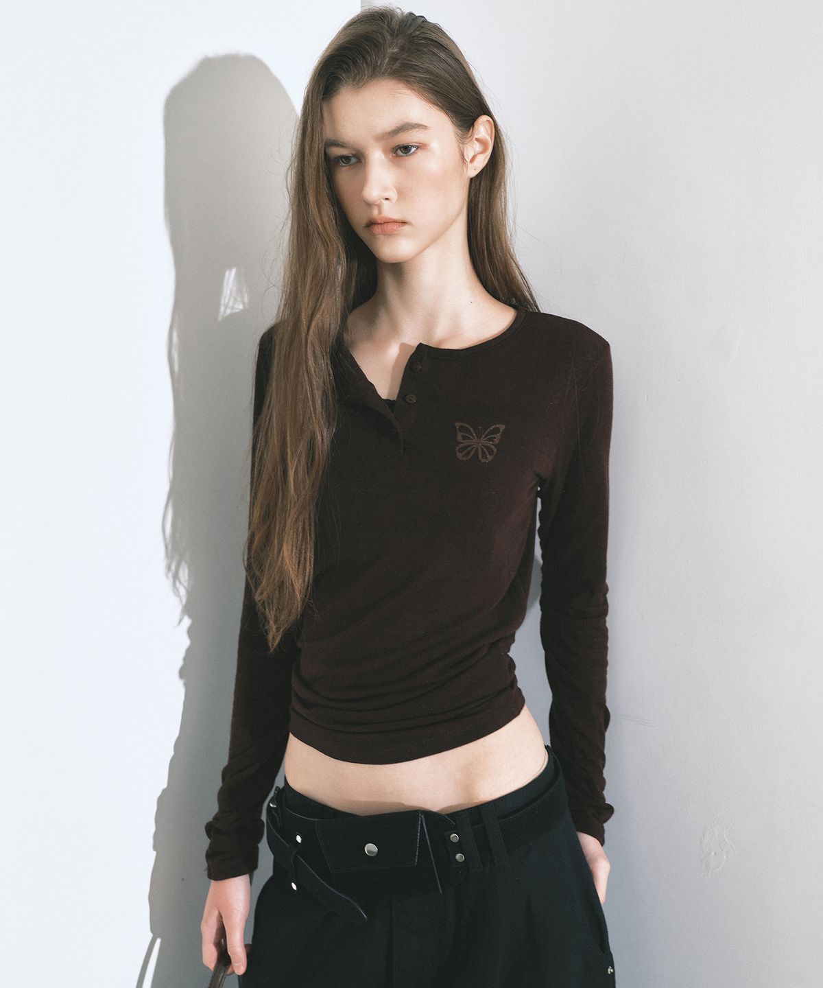 닉앤니콜(NICK&NICOLE) BUTTERFLY HENLEYNECK SLEEVE TOP_BROWN