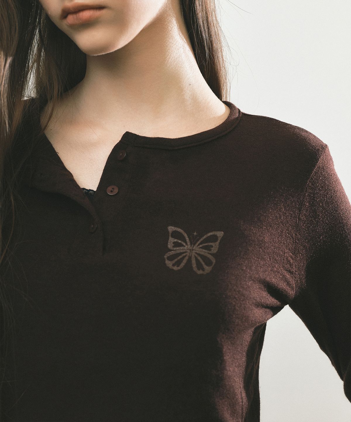 닉앤니콜(NICK&NICOLE) BUTTERFLY HENLEYNECK SLEEVE TOP_BROWN