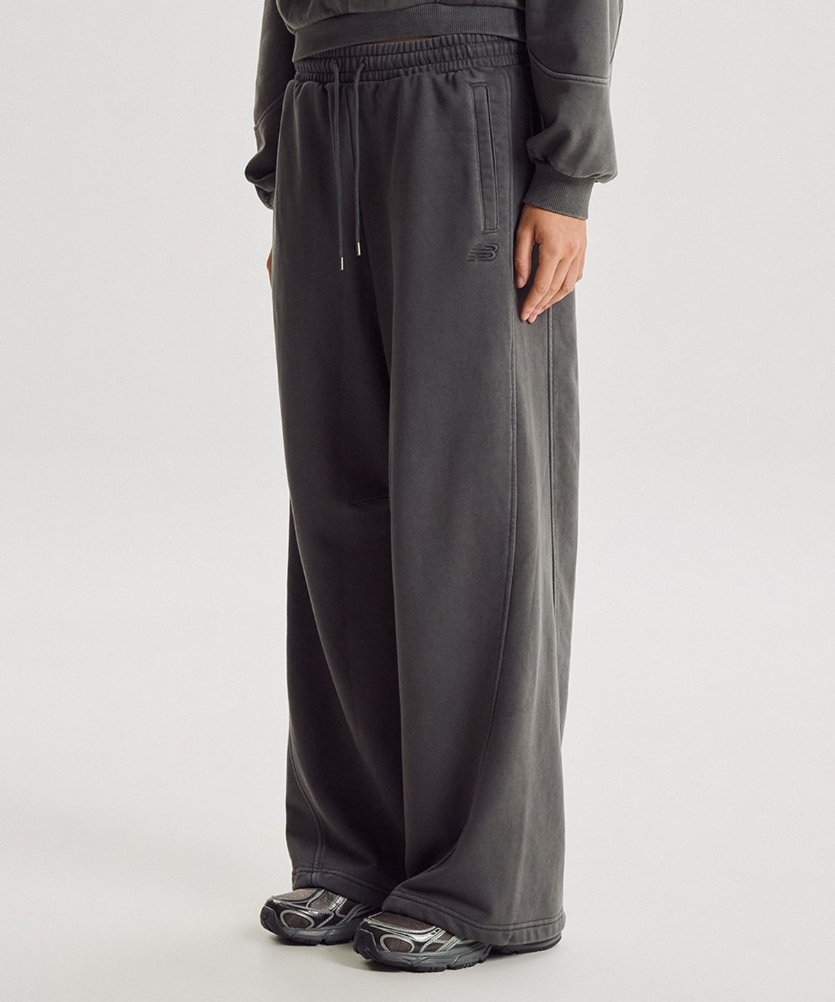뉴발란스(NEW BALANCE) NBMLG4W972 / WOMEN 에센셜 다잉 오버 와이드팬츠 (D/CHARCOAL)
