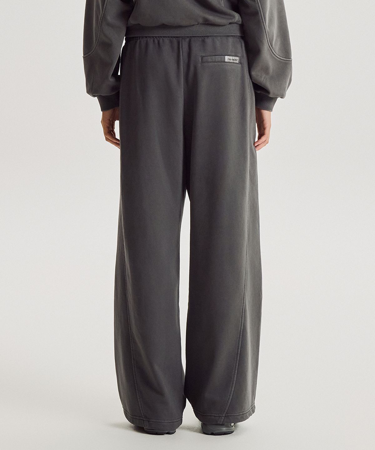 뉴발란스(NEW BALANCE) NBMLG4W972 / WOMEN 에센셜 다잉 오버 와이드팬츠 (D/CHARCOAL)