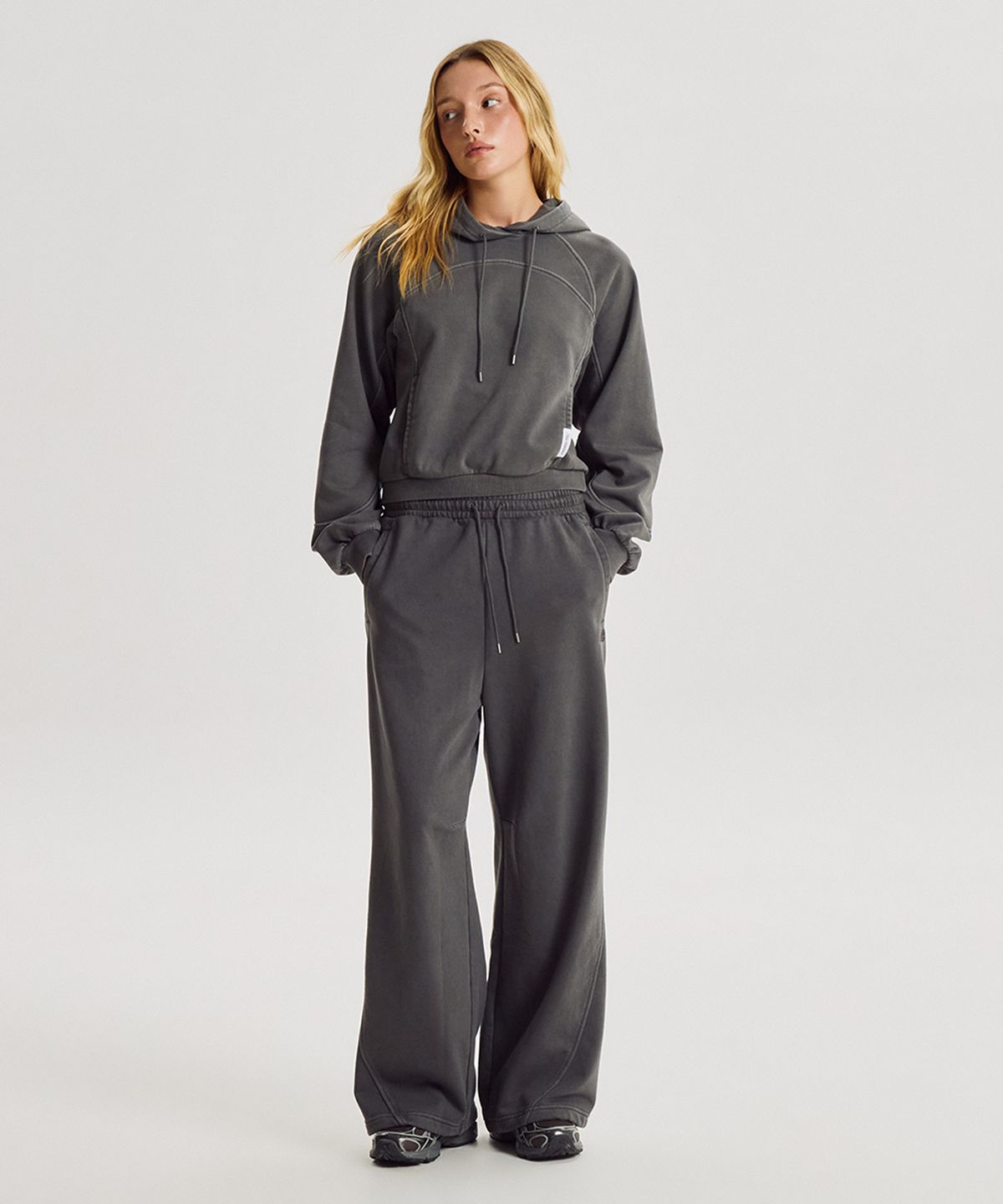 뉴발란스(NEW BALANCE) NBMLG4W972 / WOMEN 에센셜 다잉 오버 와이드팬츠 (D/CHARCOAL)