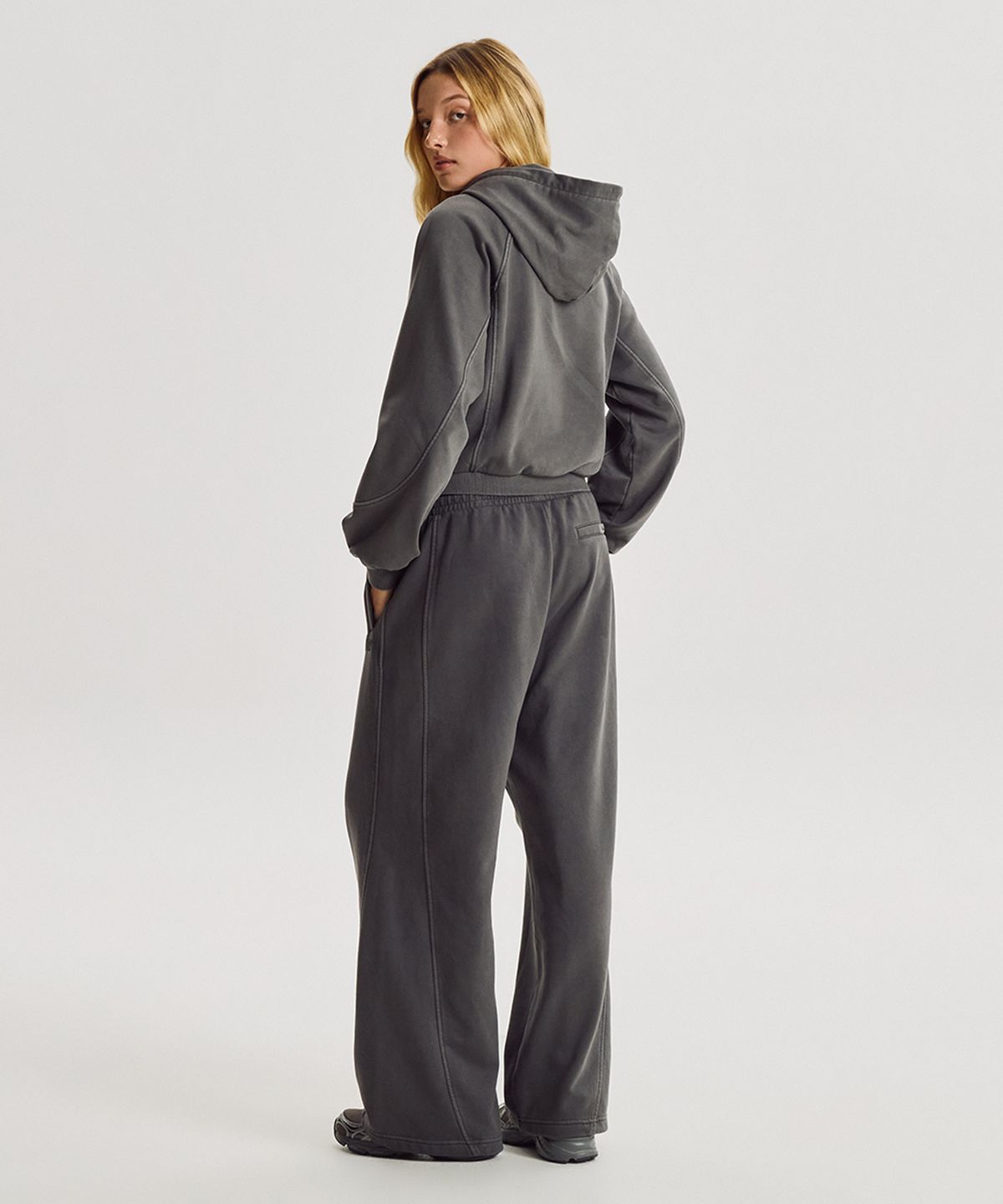 뉴발란스(NEW BALANCE) NBMLG4W972 / WOMEN 에센셜 다잉 오버 와이드팬츠 (D/CHARCOAL)
