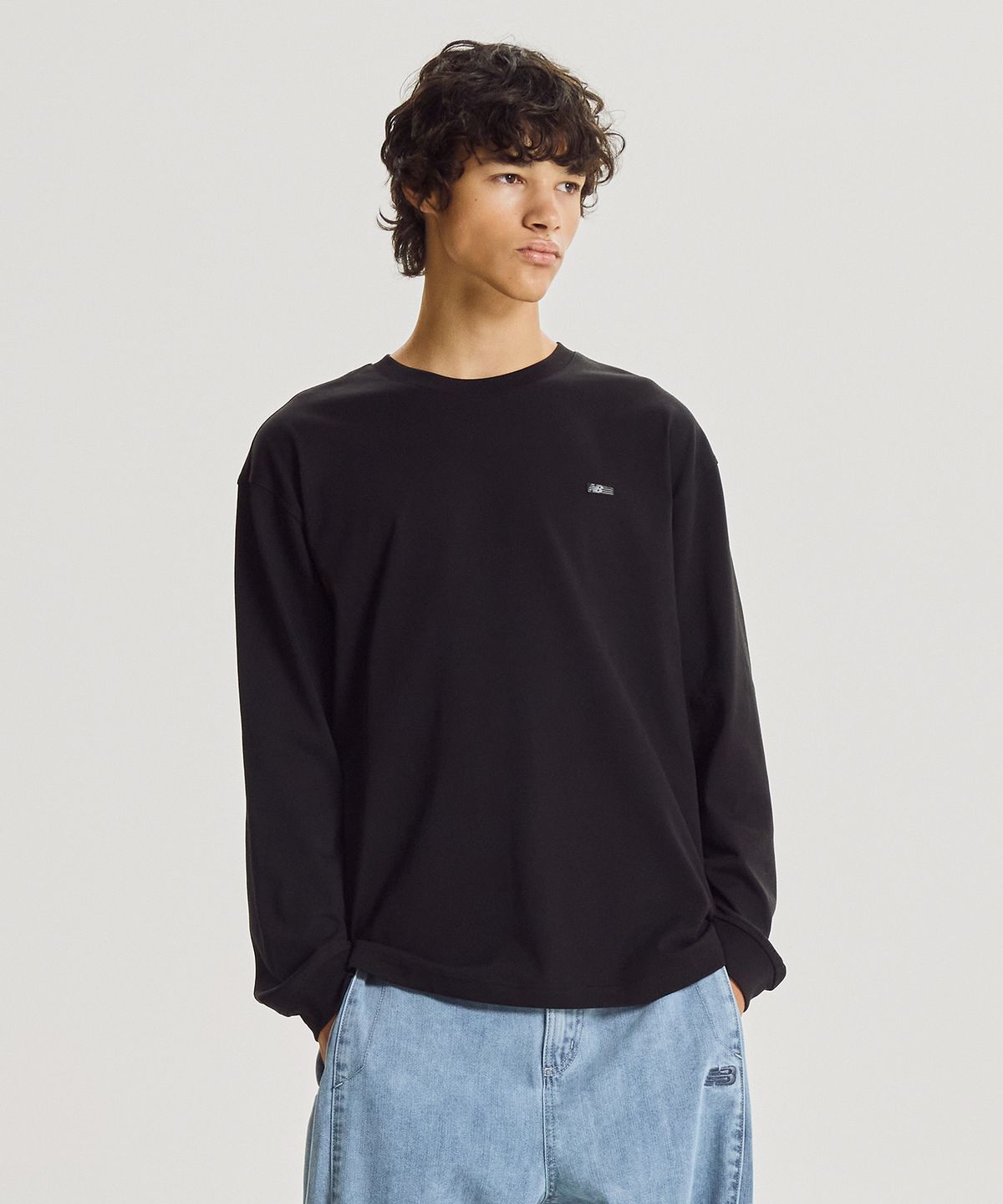 뉴발란스(NEW BALANCE) NBNDG41923 / UNI 헤리티지 ORBIT 그래픽 긴팔티 (BLACK)
