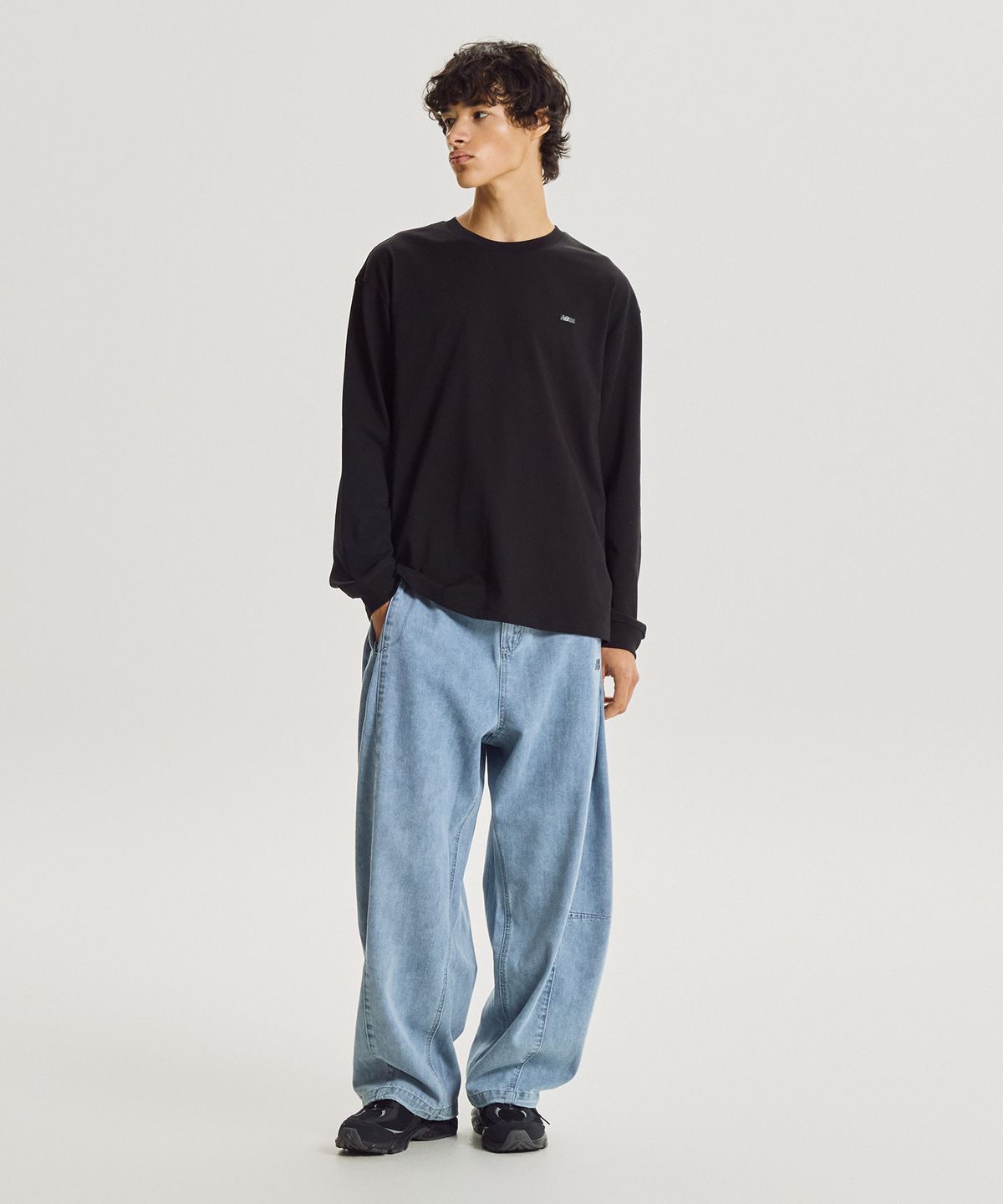 뉴발란스(NEW BALANCE) NBNDG41923 / UNI 헤리티지 ORBIT 그래픽 긴팔티 (BLACK)