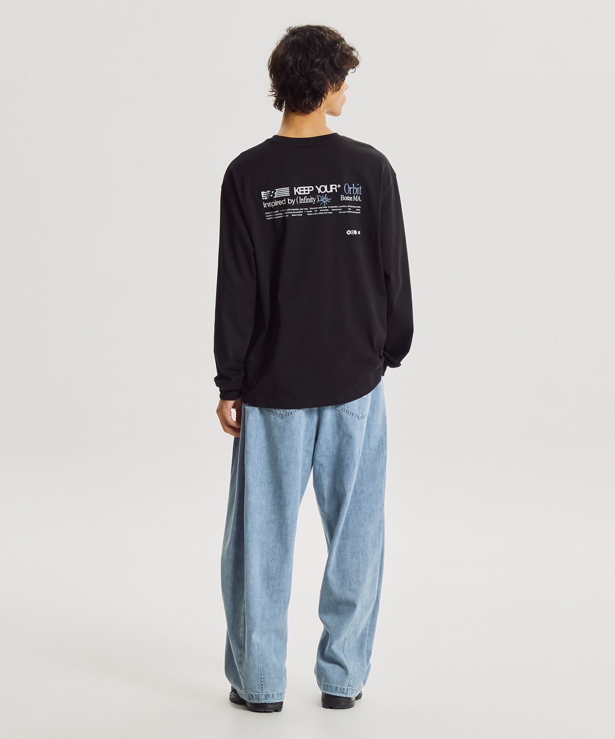 뉴발란스(NEW BALANCE) NBNDG41923 / UNI 헤리티지 ORBIT 그래픽 긴팔티 (BLACK)