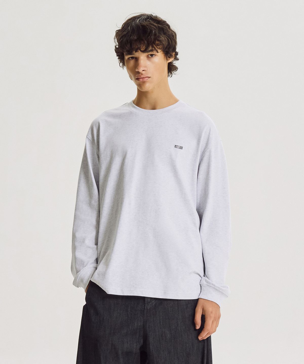 뉴발란스(NEW BALANCE) NBNDG41923 / UNI 헤리티지 ORBIT 그래픽 긴팔티 (L/GRAY)