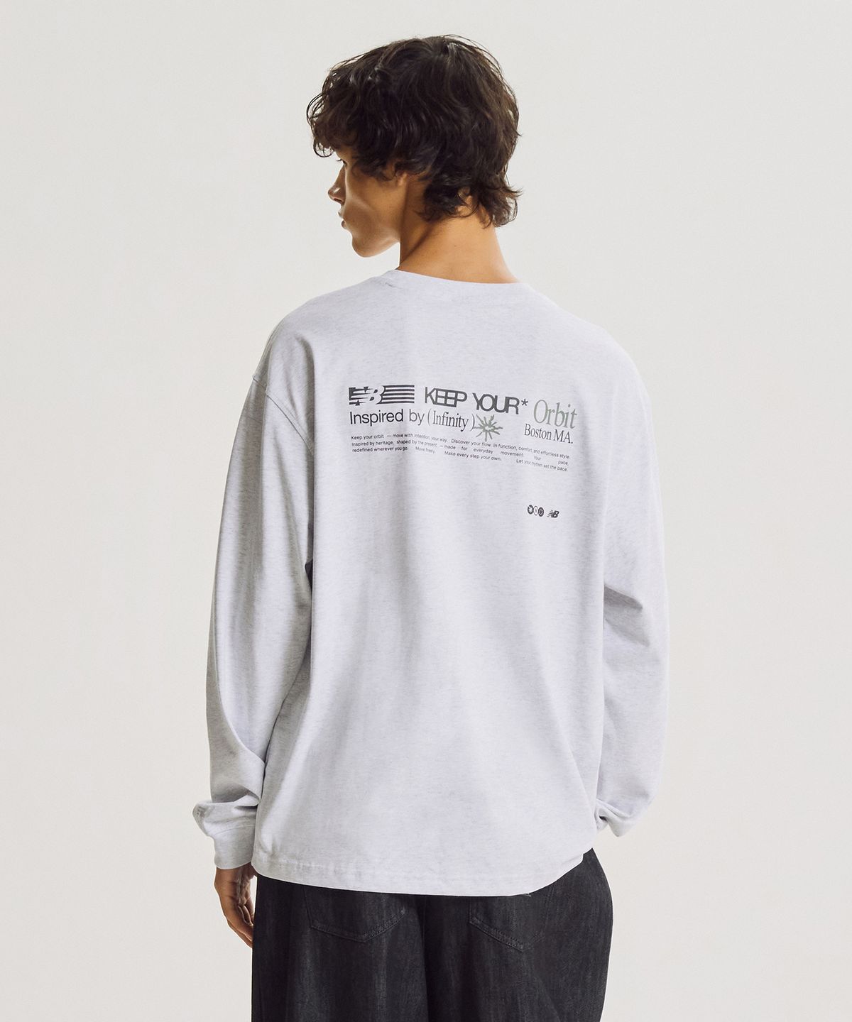 뉴발란스(NEW BALANCE) NBNDG41923 / UNI 헤리티지 ORBIT 그래픽 긴팔티 (L/GRAY)