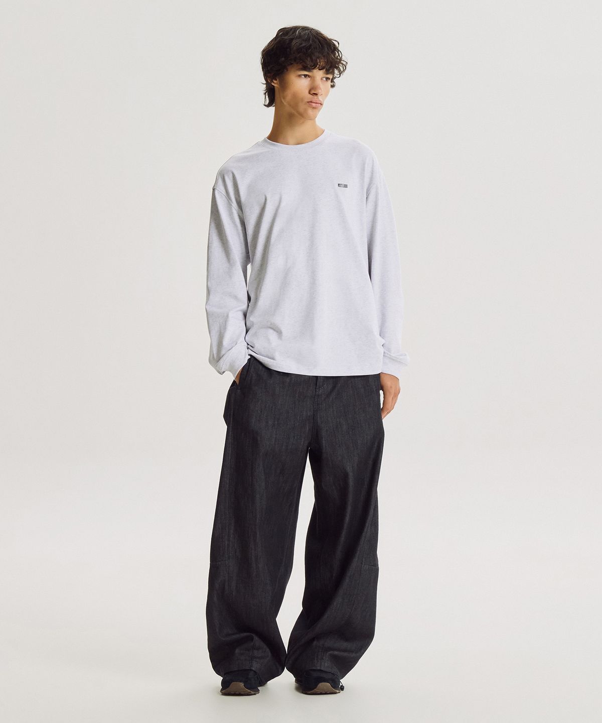 뉴발란스(NEW BALANCE) NBNDG41923 / UNI 헤리티지 ORBIT 그래픽 긴팔티 (L/GRAY)