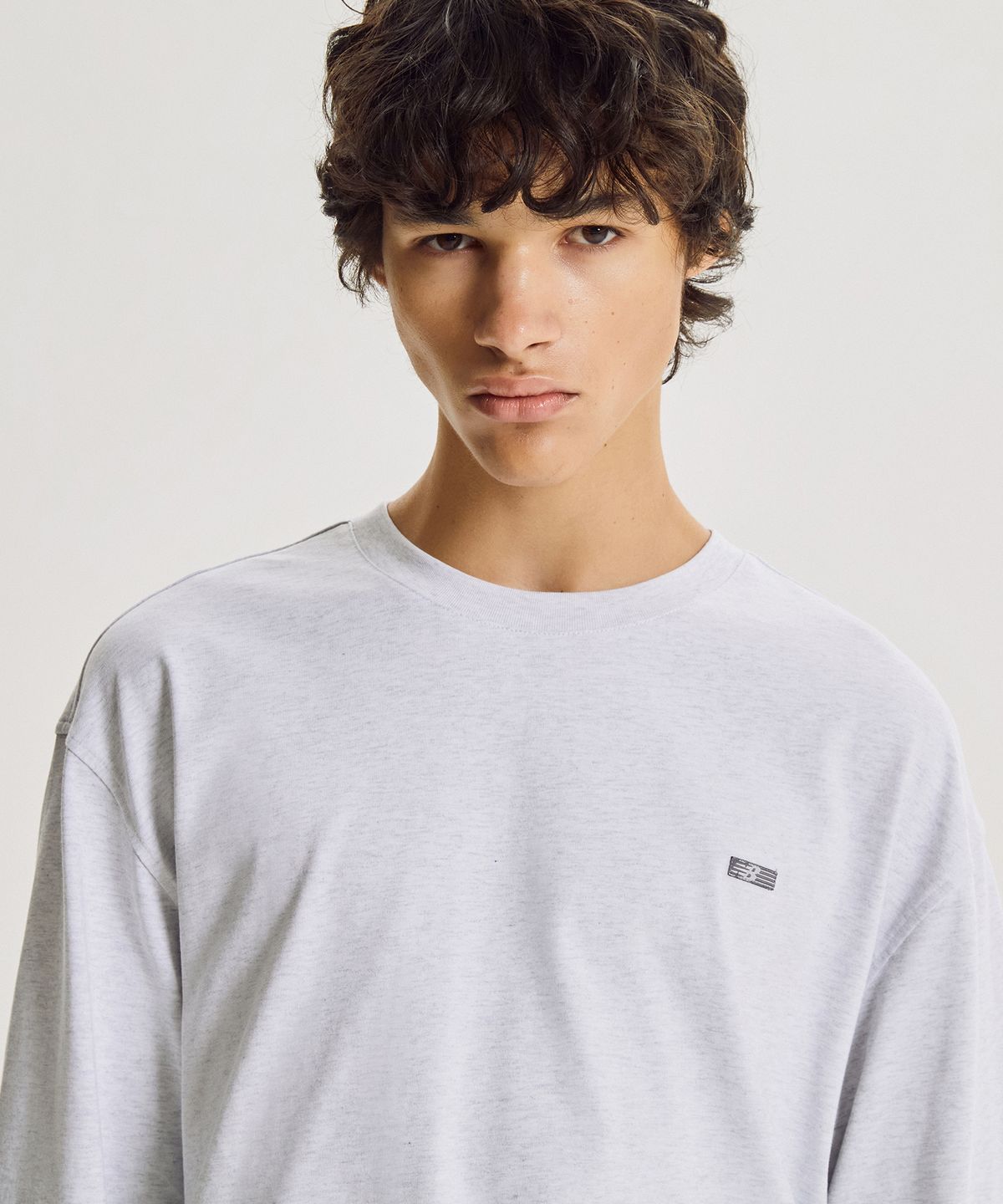 뉴발란스(NEW BALANCE) NBNDG41923 / UNI 헤리티지 ORBIT 그래픽 긴팔티 (L/GRAY)