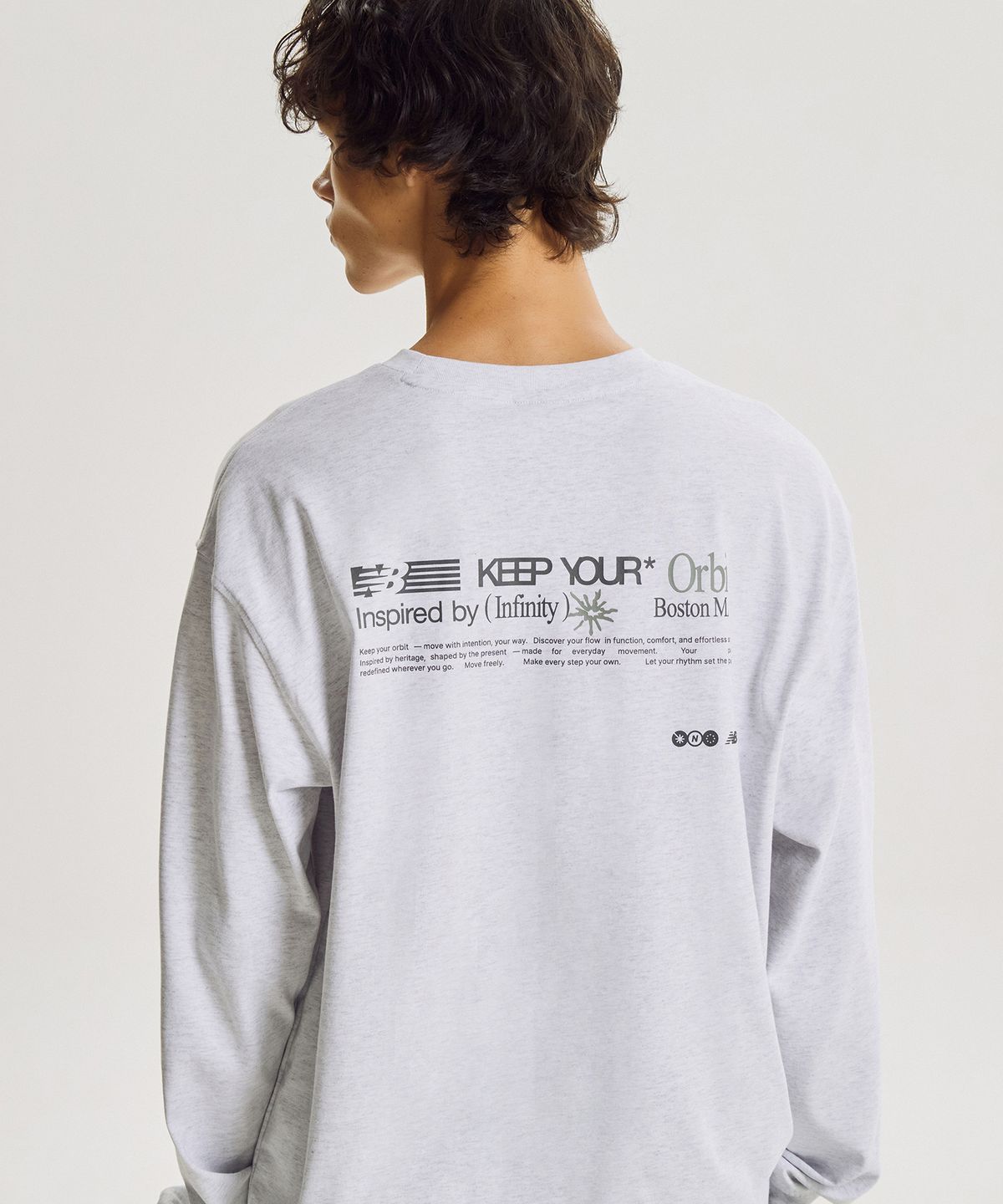 뉴발란스(NEW BALANCE) NBNDG41923 / UNI 헤리티지 ORBIT 그래픽 긴팔티 (L/GRAY)