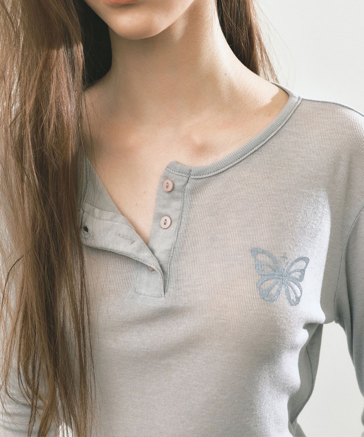 닉앤니콜(NICK&NICOLE) BUTTERFLY HENLEYNECK SLEEVE TOP_GRAY