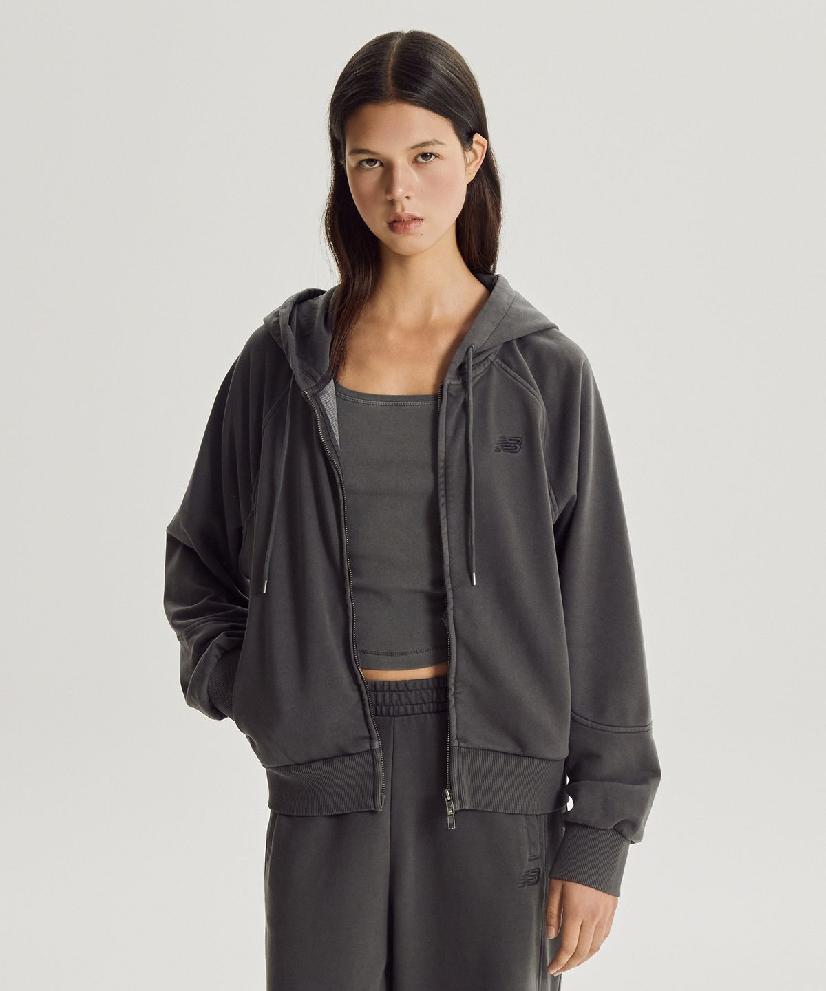 뉴발란스(NEW BALANCE) NBMDG4W942 / WOMEN 에센셜 다잉 후드집업 (D/CHARCOAL)