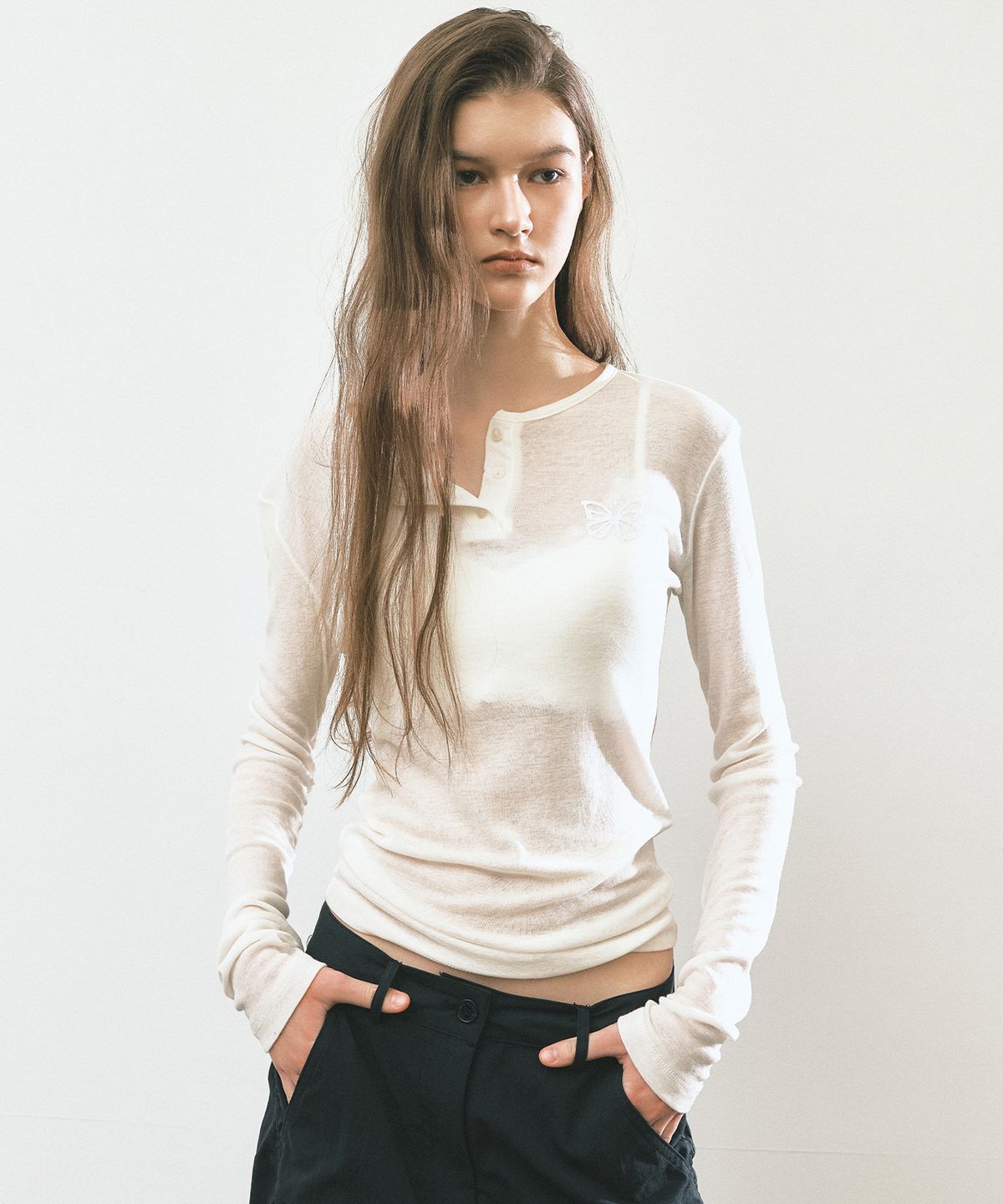 닉앤니콜(NICK&NICOLE) BUTTERFLY HENLEYNECK SLEEVE TOP_IVORY