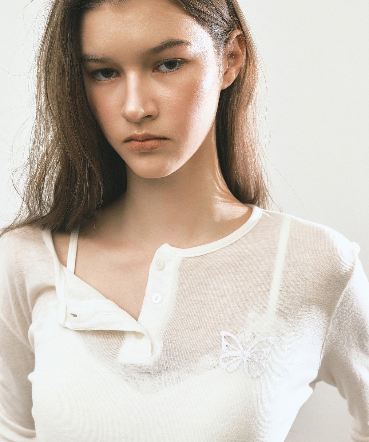 닉앤니콜(NICK&NICOLE) BUTTERFLY HENLEYNECK SLEEVE TOP_IVORY