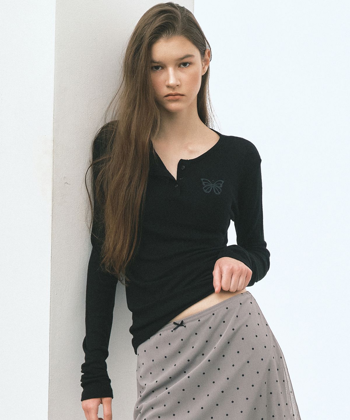 닉앤니콜(NICK&NICOLE) BUTTERFLY HENLEYNECK SLEEVE TOP_BLACK