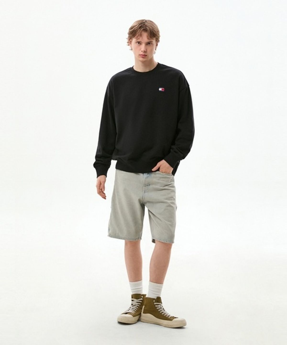 타미진스(TOMMY JEANS) 아시안 릴렉스 핏 배지 크루넥 티셔츠 (T32G6TTO25TMT2BDS)