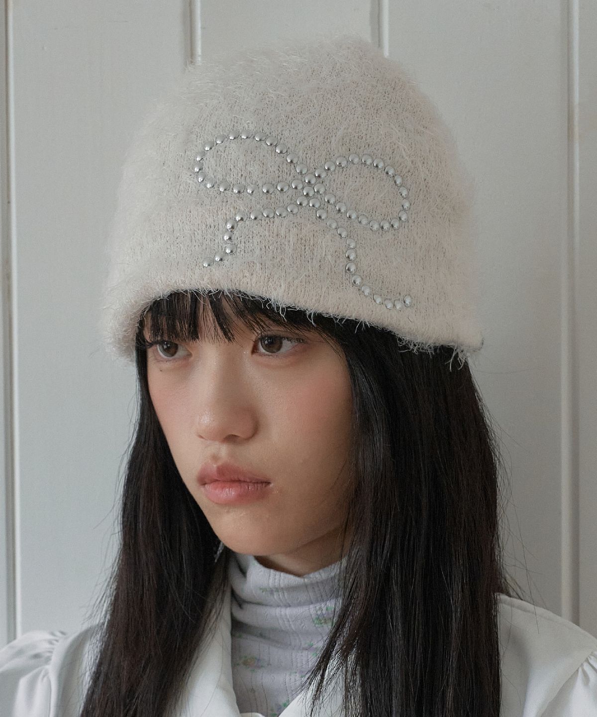 포에지담(POESIEDAME) RIBBON STUD BEANIE IN CREAM