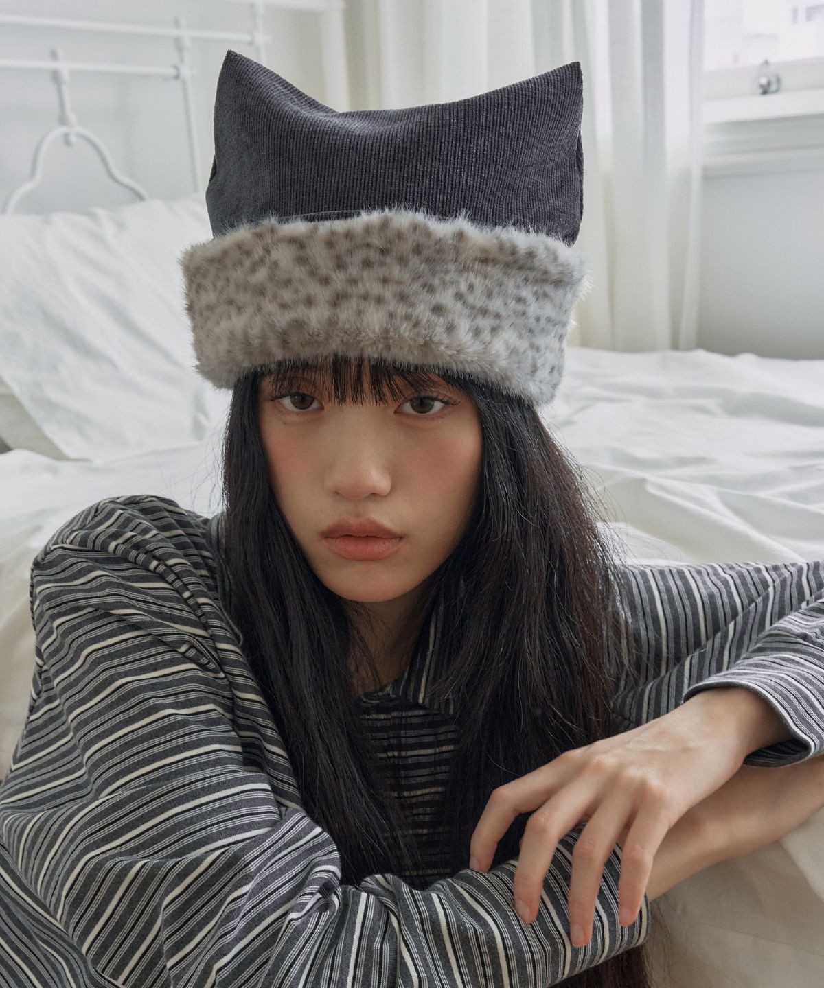 포에지담(POESIEDAME) TABBY FUR CAT BEANIE IN BLACK