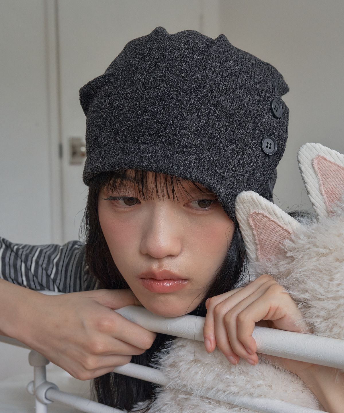포에지담(POESIEDAME) BUTTON DRAW BEANIE IN BLACK