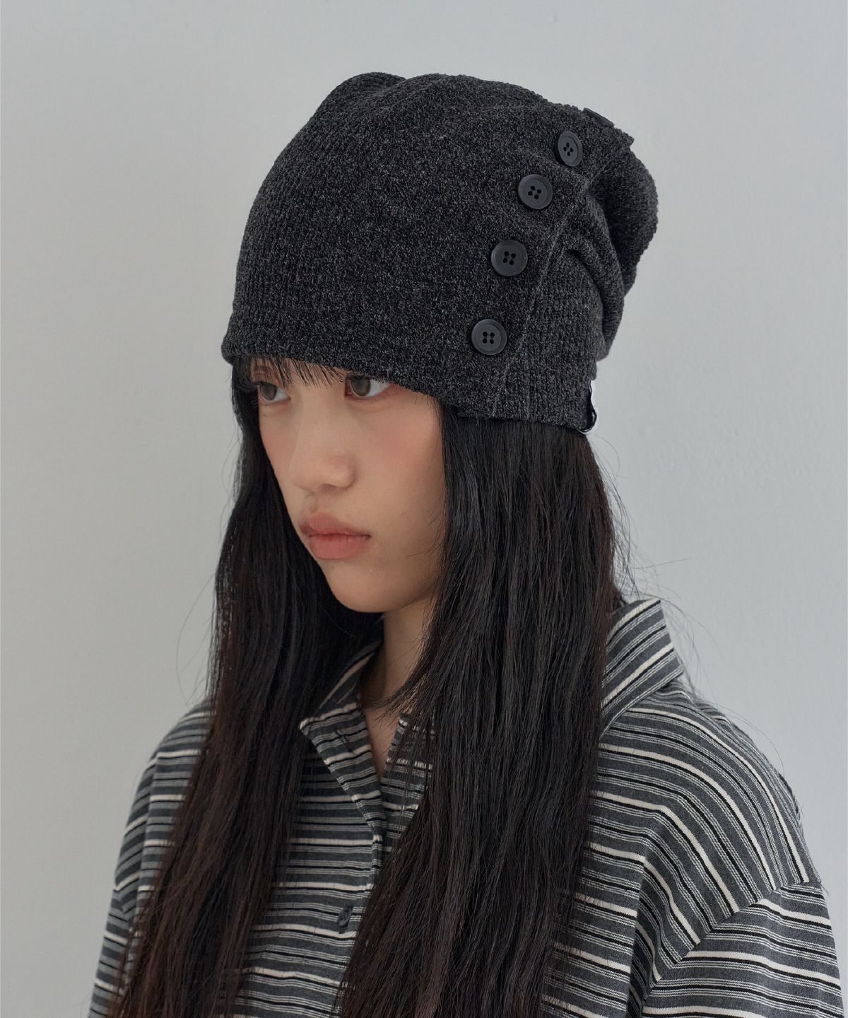 포에지담(POESIEDAME) BUTTON DRAW BEANIE IN BLACK