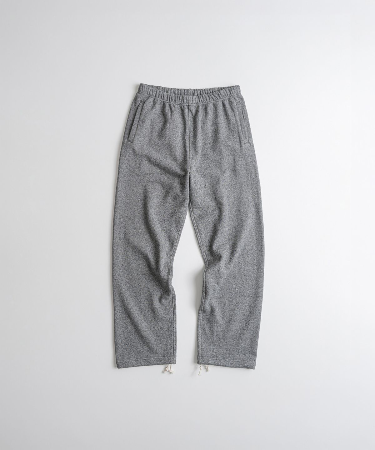 비헤비어(BEHEAVYER) CLASSIC SEAMLESS SWEAT PANTS salt&pepper