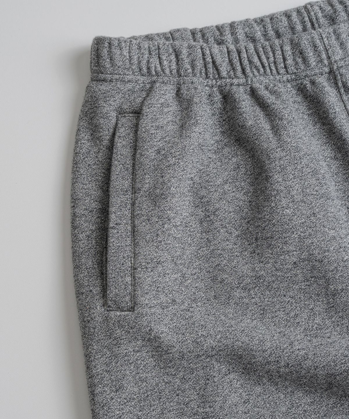 비헤비어(BEHEAVYER) CLASSIC SEAMLESS SWEAT PANTS salt&pepper