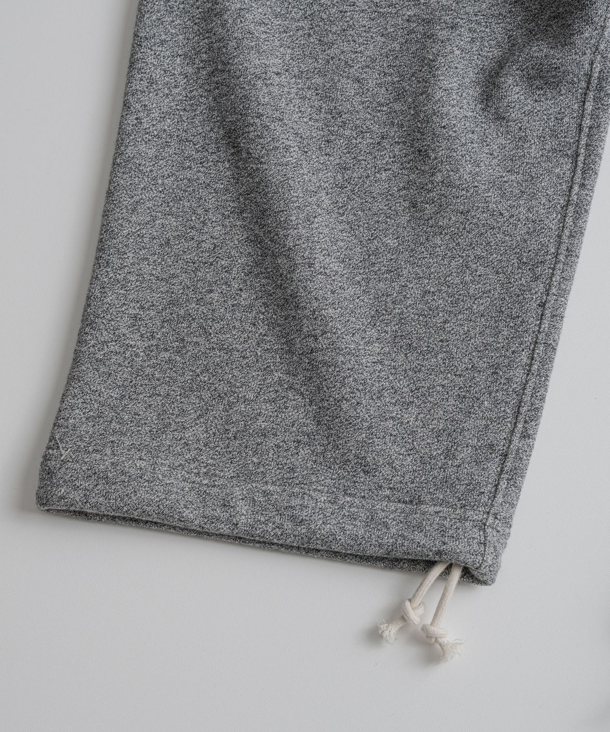 비헤비어(BEHEAVYER) CLASSIC SEAMLESS SWEAT PANTS salt&pepper